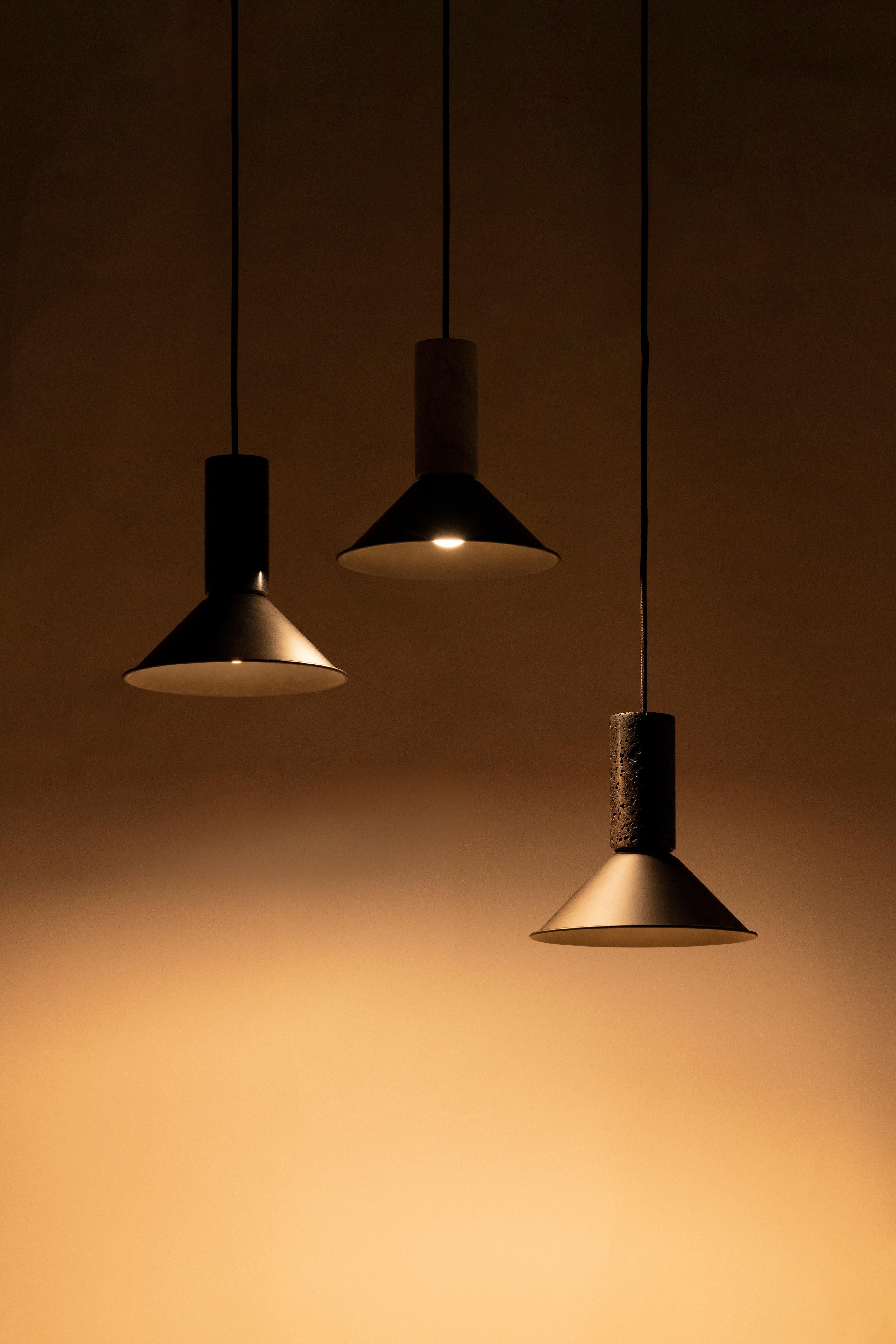 Industriel Lampe à suspension contemporaine « R » en pierre de lave noire et médium en vente