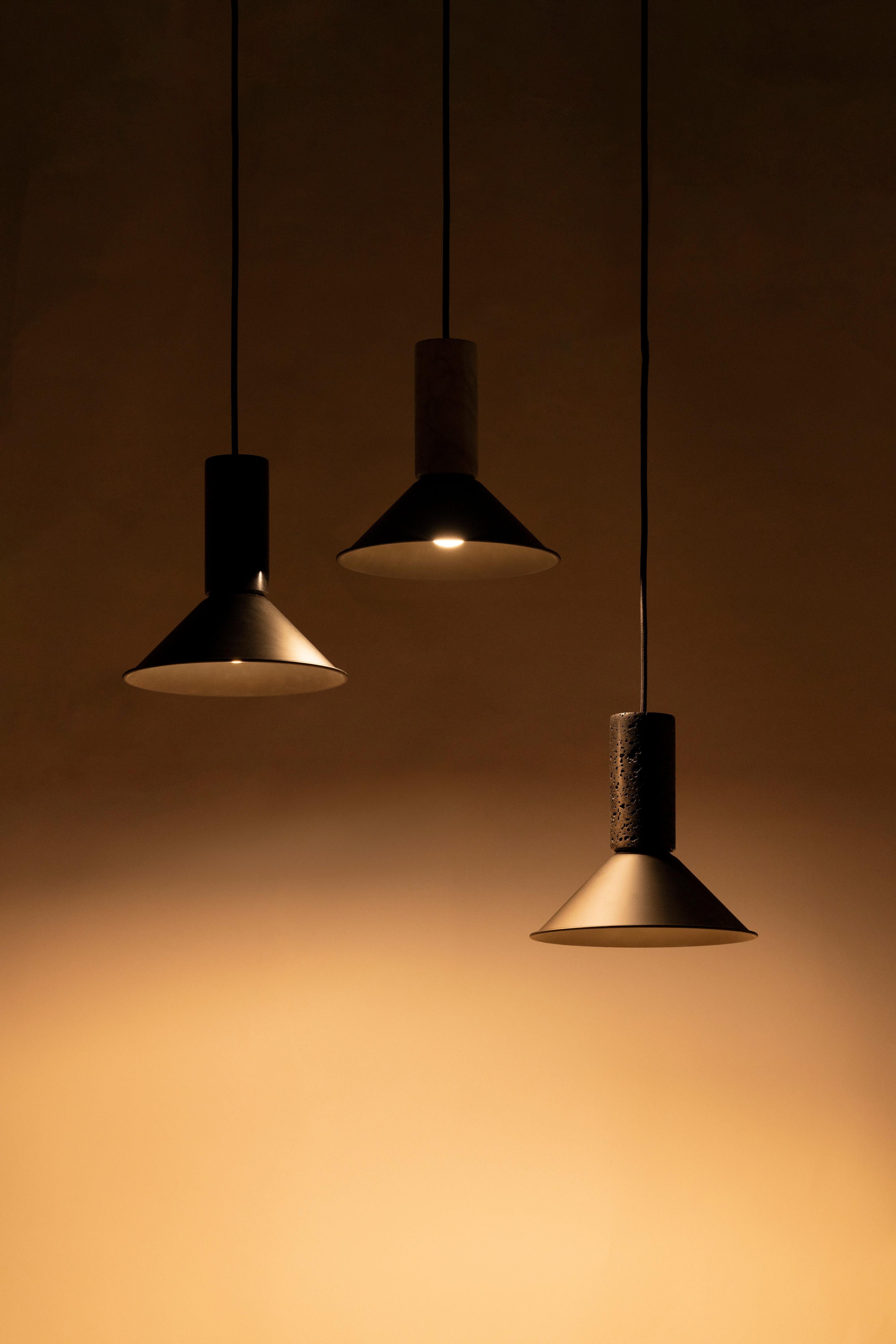 Industriale Lampada a sospensione contemporanea 'R' in pietra lavica nera 'Medium'. in vendita