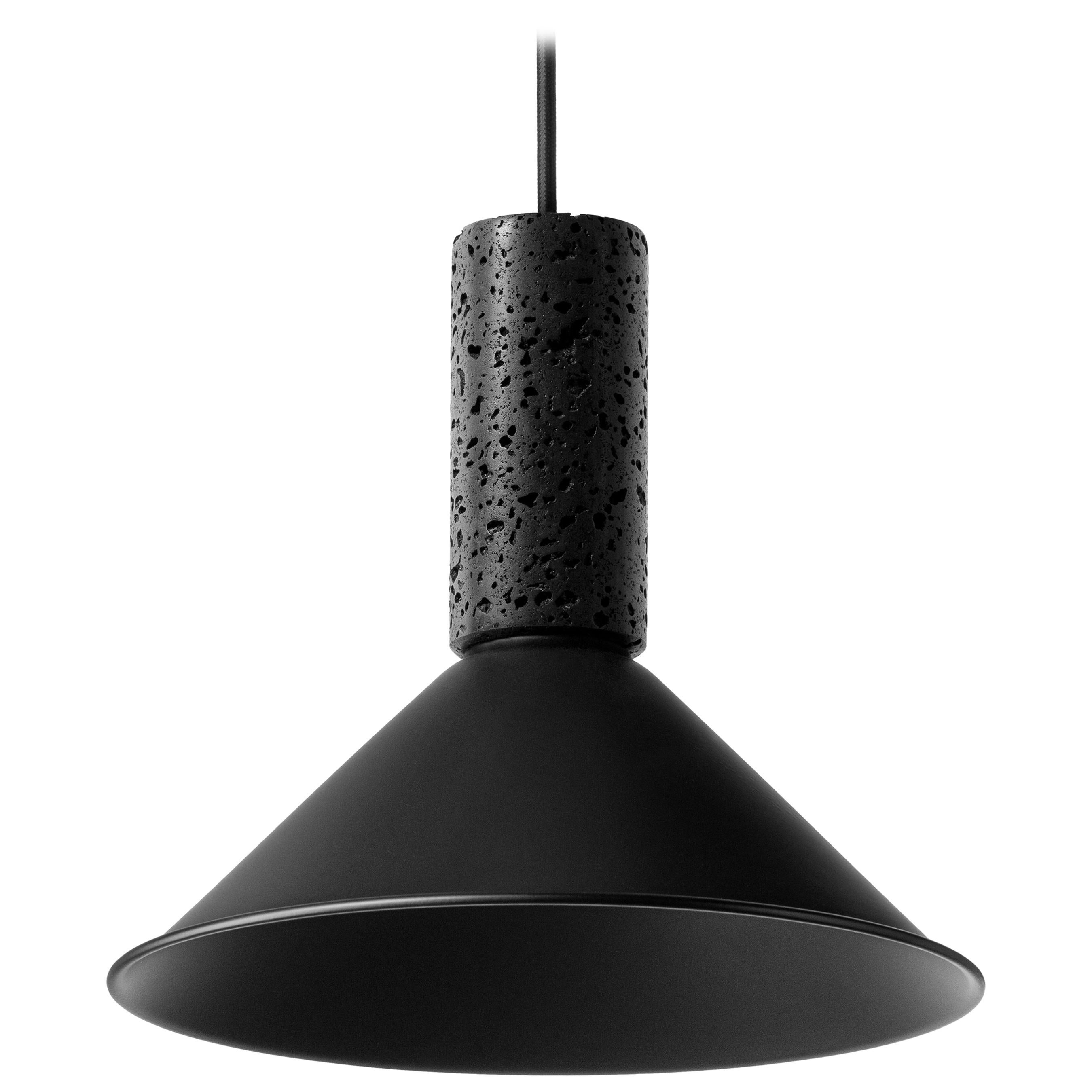 Lampe à suspension contemporaine « R » en pierre de lave noire et médium