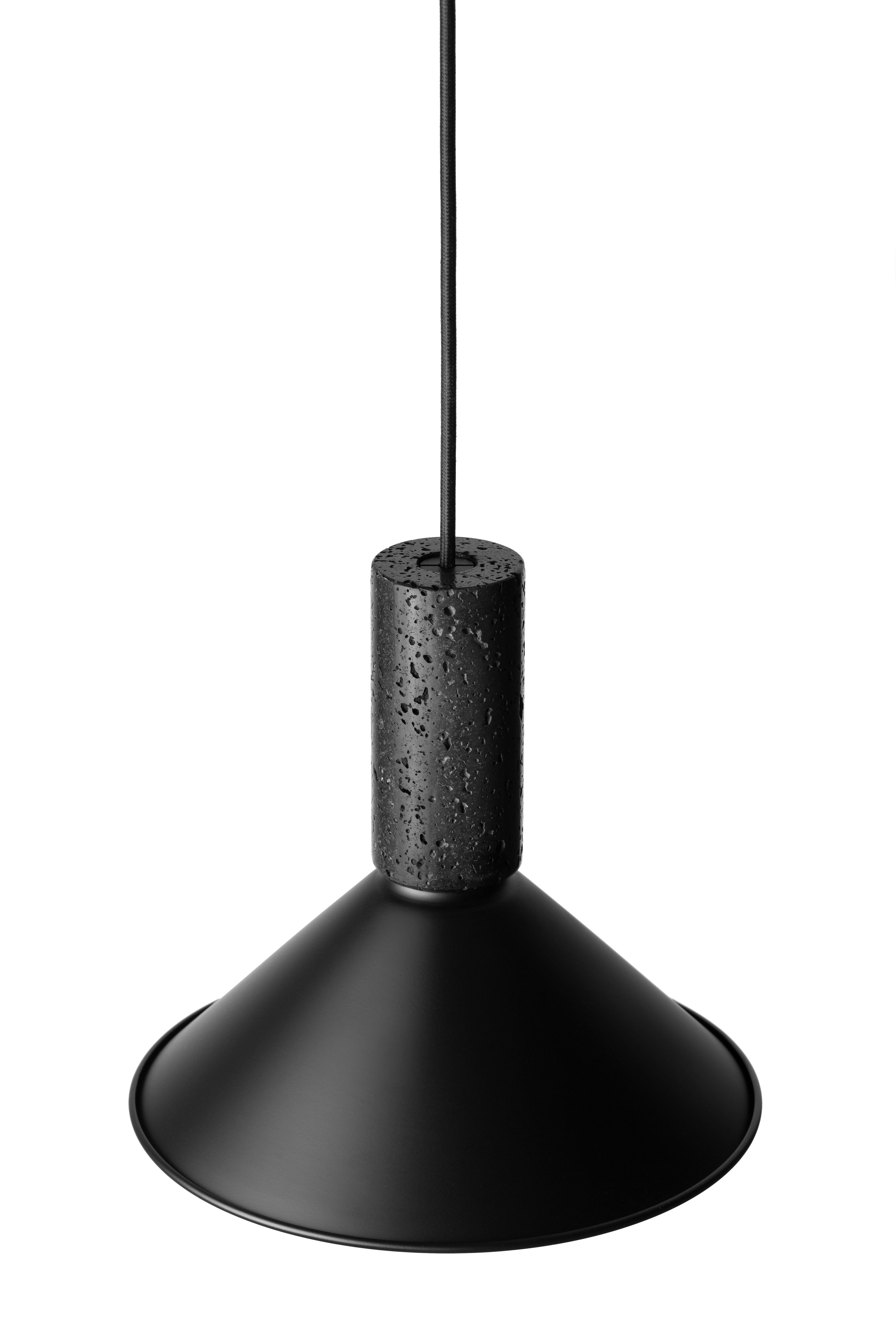 Chinois Lampe à suspension contemporaine « R » en pierre de lave noire « Small » en vente