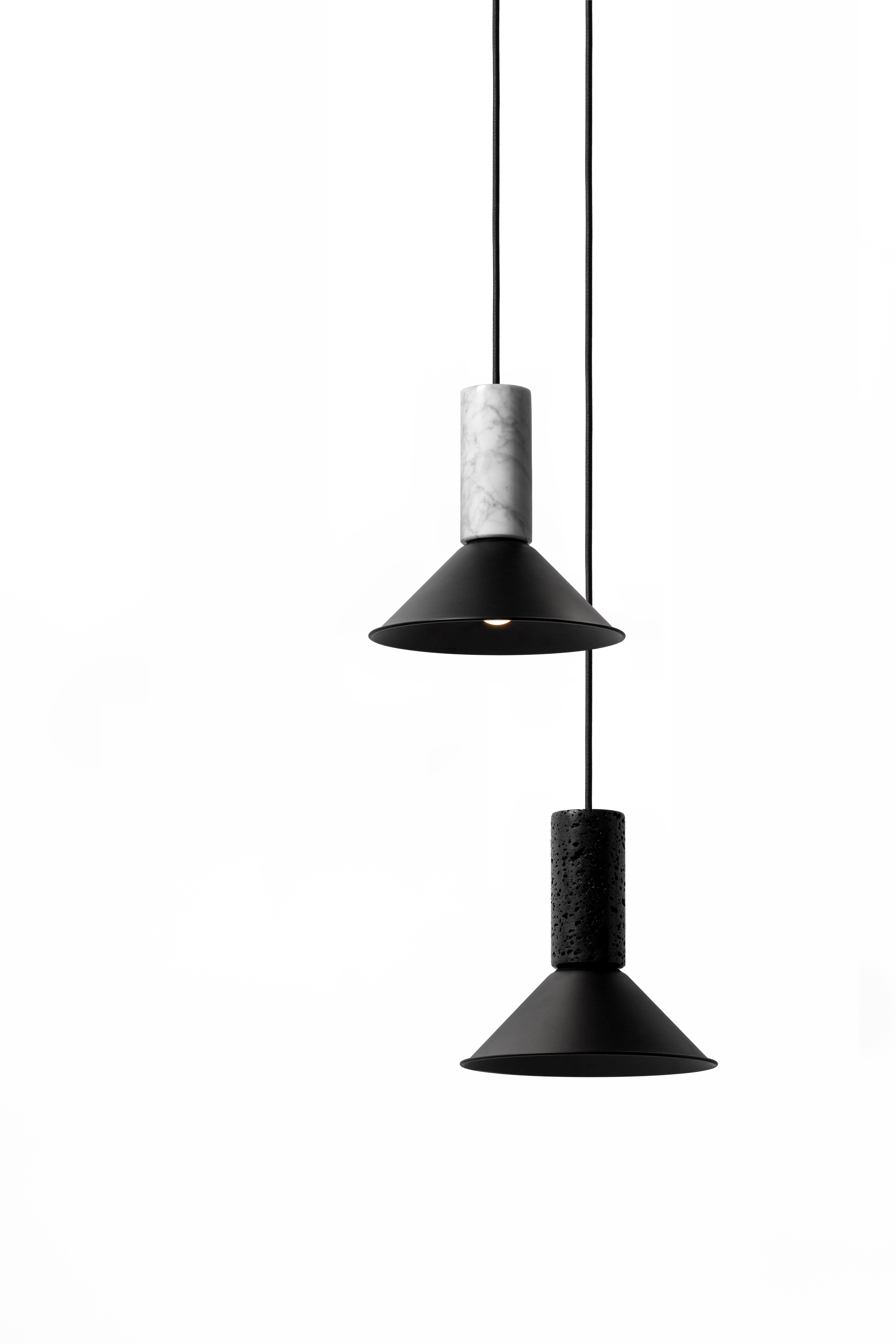 XXIe siècle et contemporain Lampe à suspension contemporaine « R » en pierre de lave noire « Small » en vente