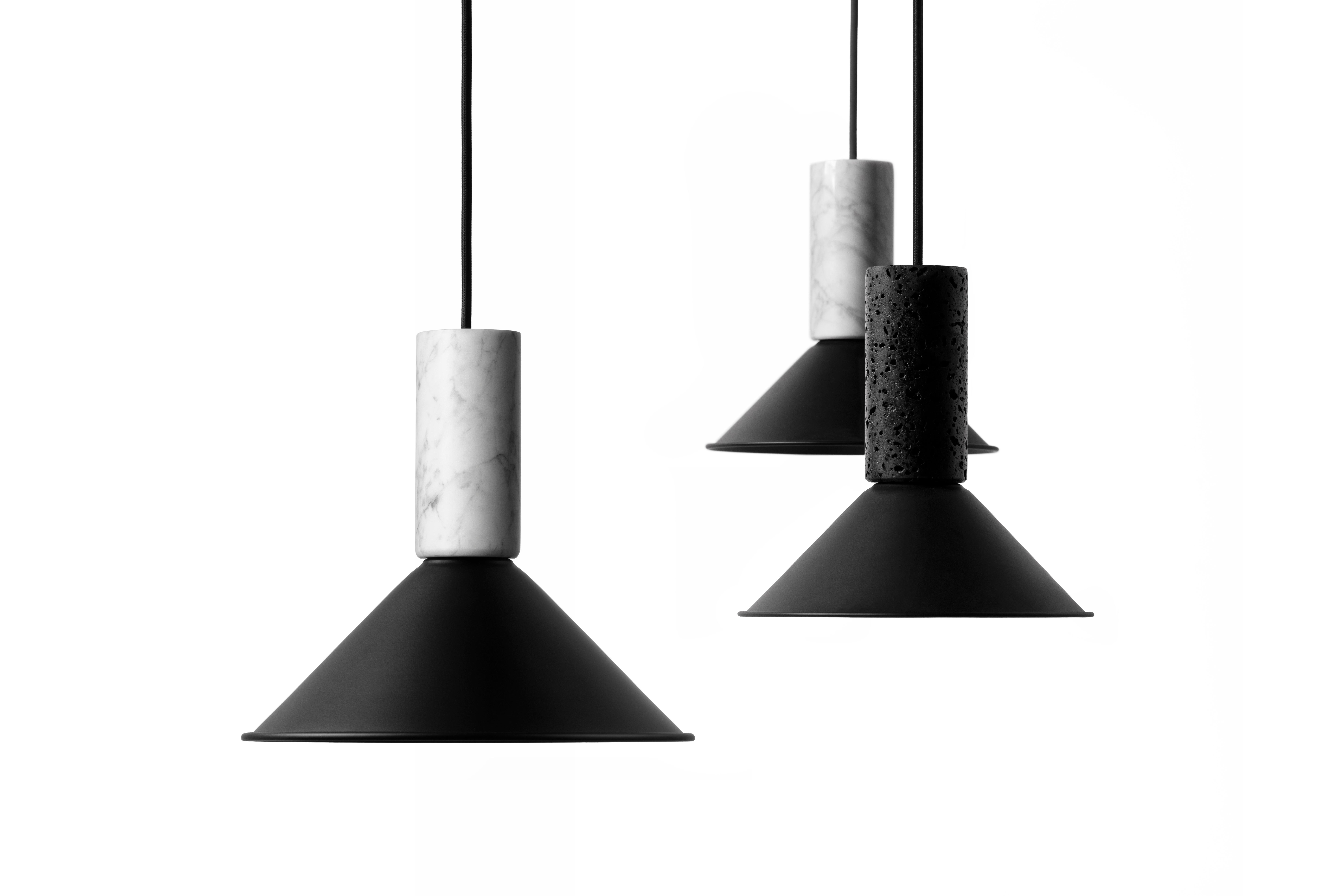 Aluminium Lampe à suspension contemporaine « R » en pierre de lave noire « Small » en vente