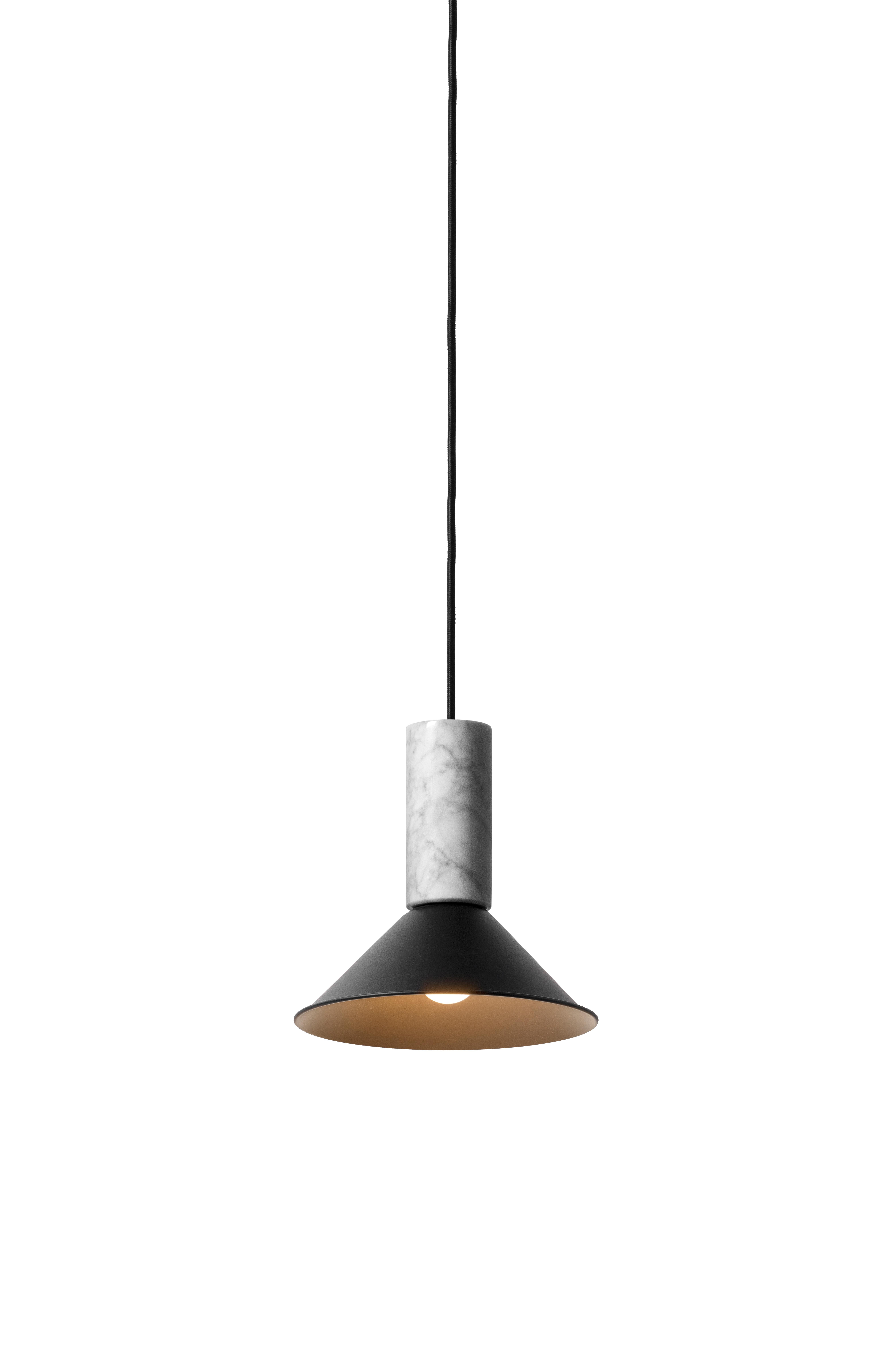 Pendant lamp 'R' by Buzao x Bentu design.
White marble and black aluminum

Measures: 21 cm high, 21 cm diameter
Wire: 2 meters black (adjustable)
Lamp type: E27 LED 3W 100-240V 80Ra 200LM 2700K - Comptable with US electric system.
Ceiling rose: