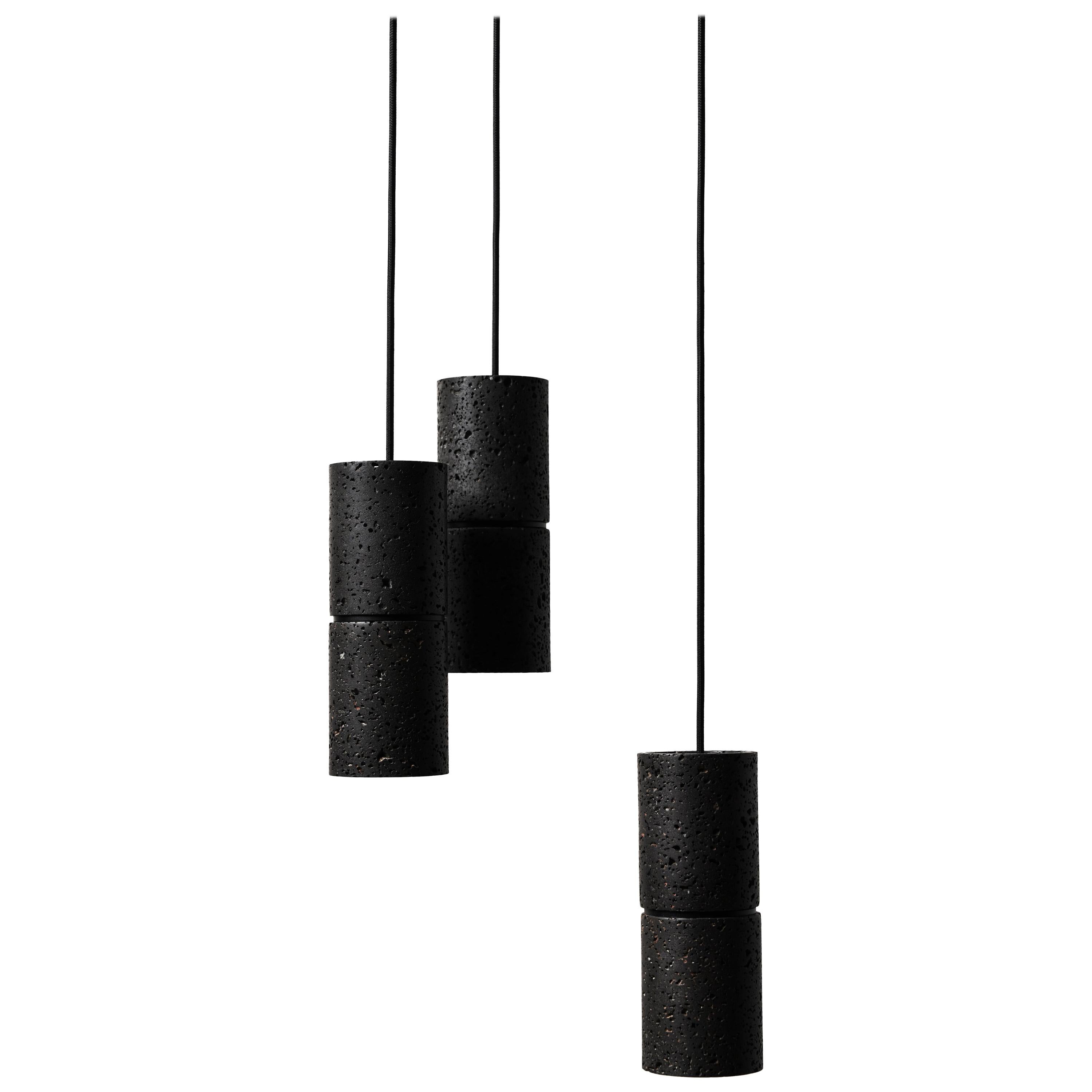 Lampe suspendue contemporaine 'Ri' en pierre de lave noire 'Total Black'.