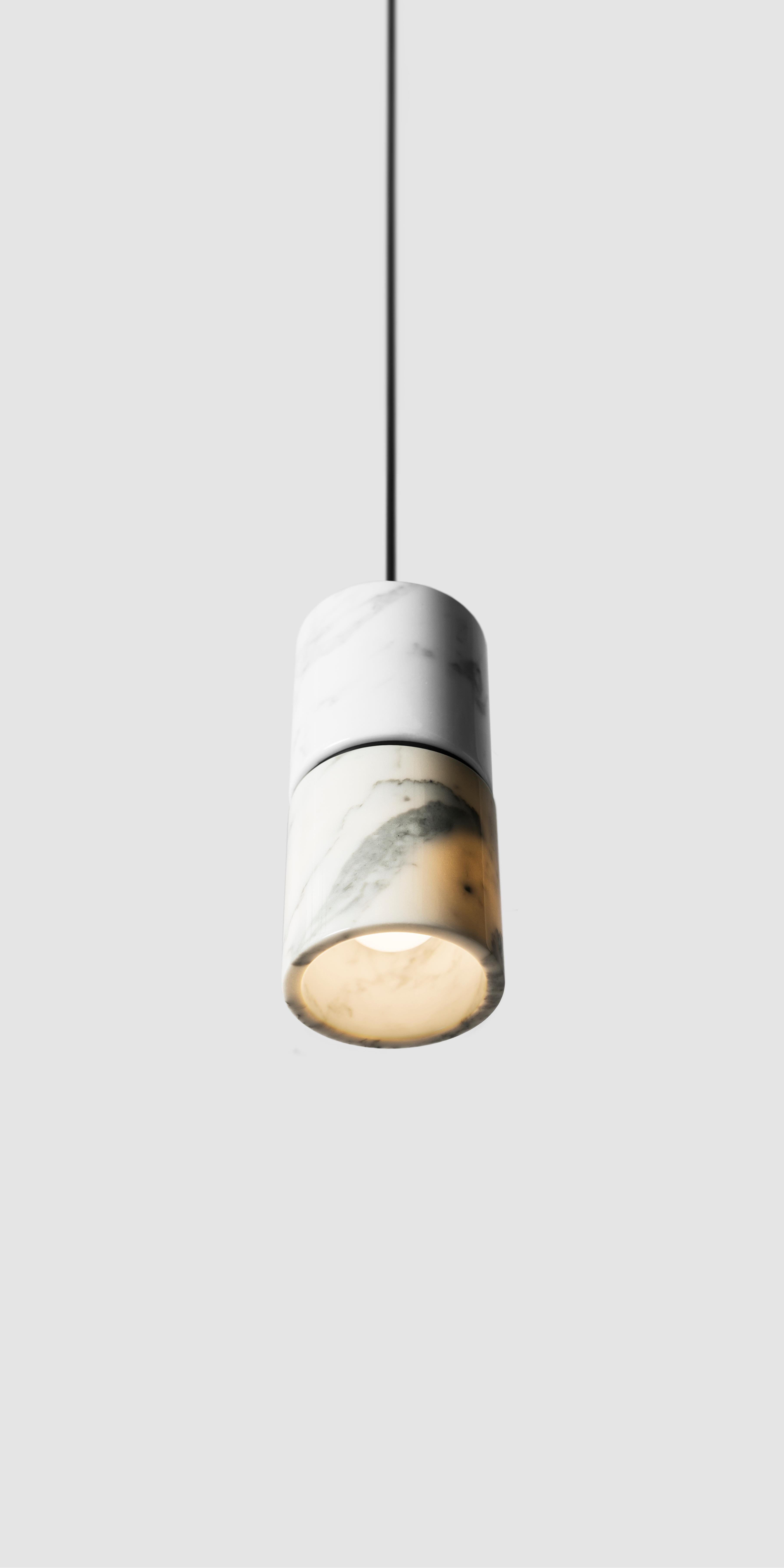 Pendant lamp 'RI' by Buzao x Bentu design. 
Black lava stone and white marble versions available.

(Sold individually)

Measures: 26.5 cm high; 10 cm diameter
Wire: 2 meters black (adjustable)

Brass (gold) or aluminum (black) finish.

Lamp type: