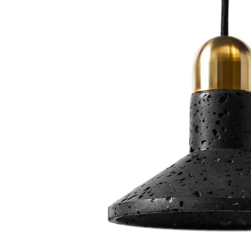 Contemporary Pendelleuchte 'Shang' aus schwarzem Lava Stone 'Messing' (Industriell) im Angebot