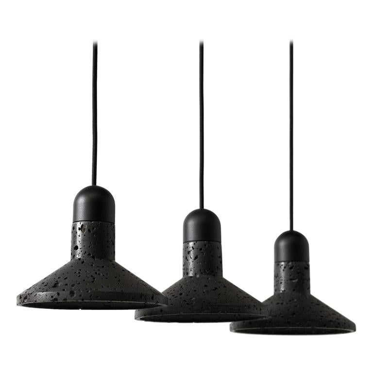 Lampe suspendue contemporaine "Shang" en pierre de lave noire "Total Black". en vente