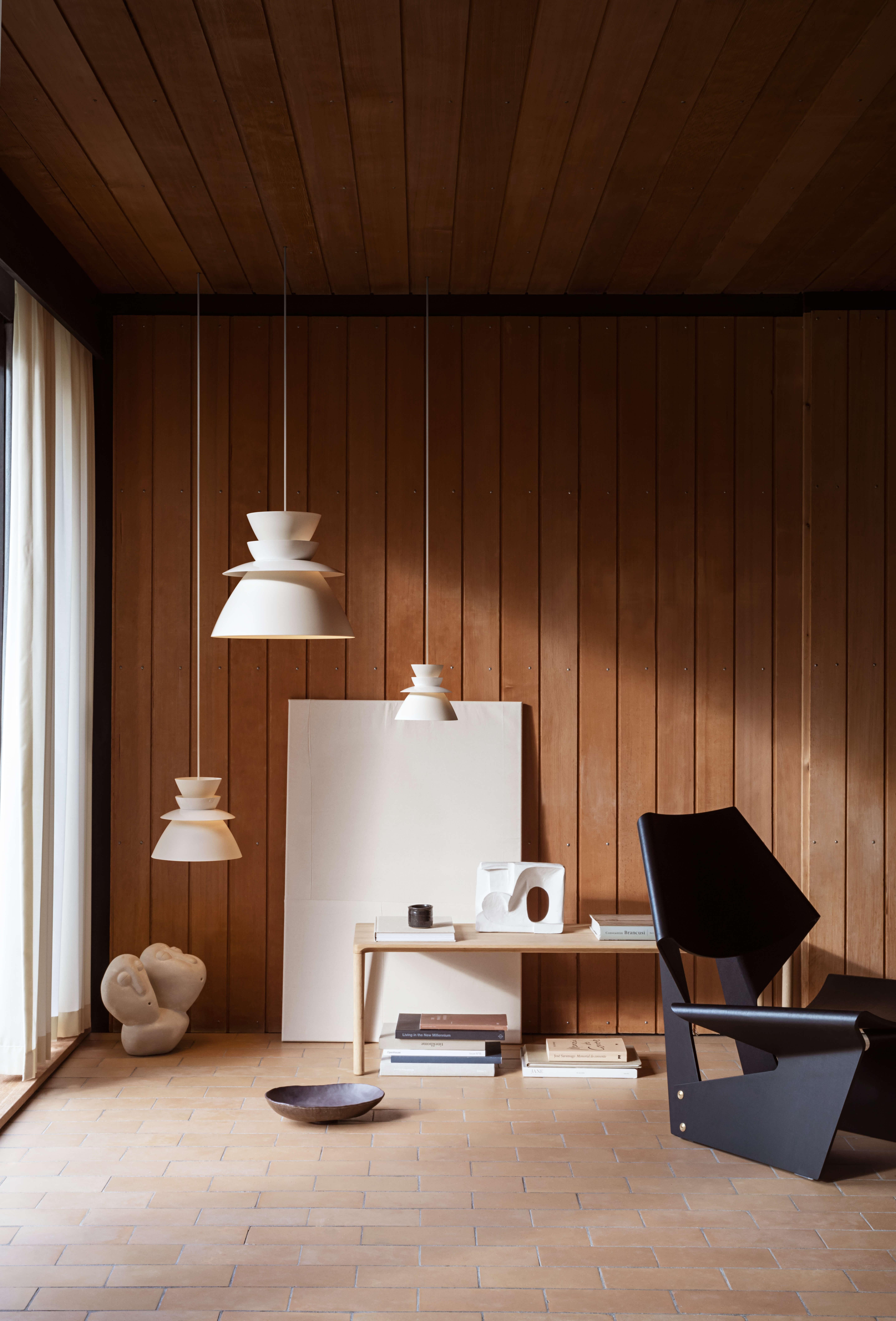 Sundowner, lampada a sospensione dorata di Jørn Utzon, LYFA.

Dimensioni: H. H. 15,1  x  Ø 17,5 cm (cavo tessile bianco da 3 m)
Materiali : Acciaio verniciato opaco

Sorgente di luce (non inclusa)
Presa di corrente: G9
Potenza massima: 40
