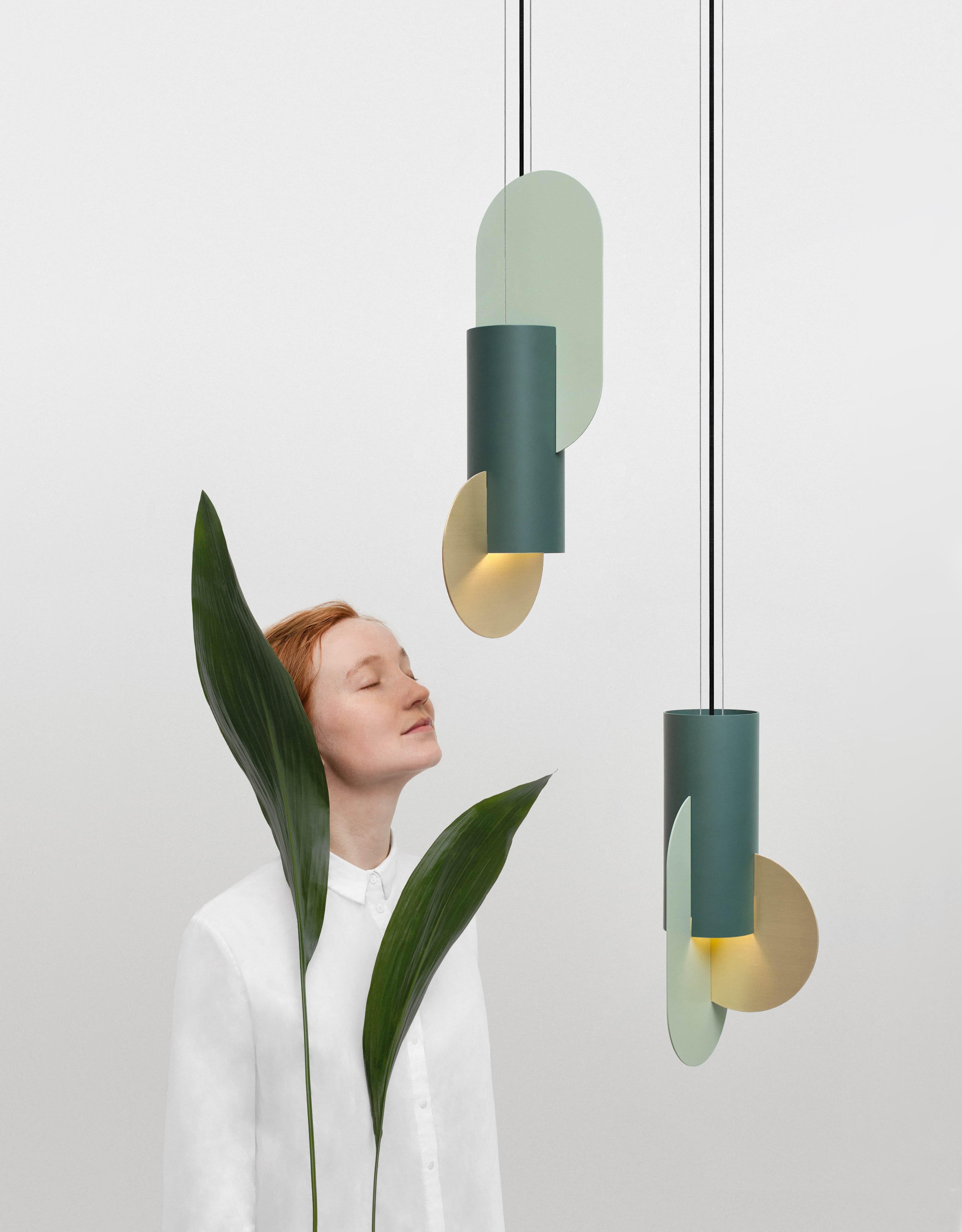 Lampada a sospensione contemporanea Suprematic One CS6 di NOOM in ottone e acciaio verniciato In condizioni Nuovo in vendita a Paris, FR