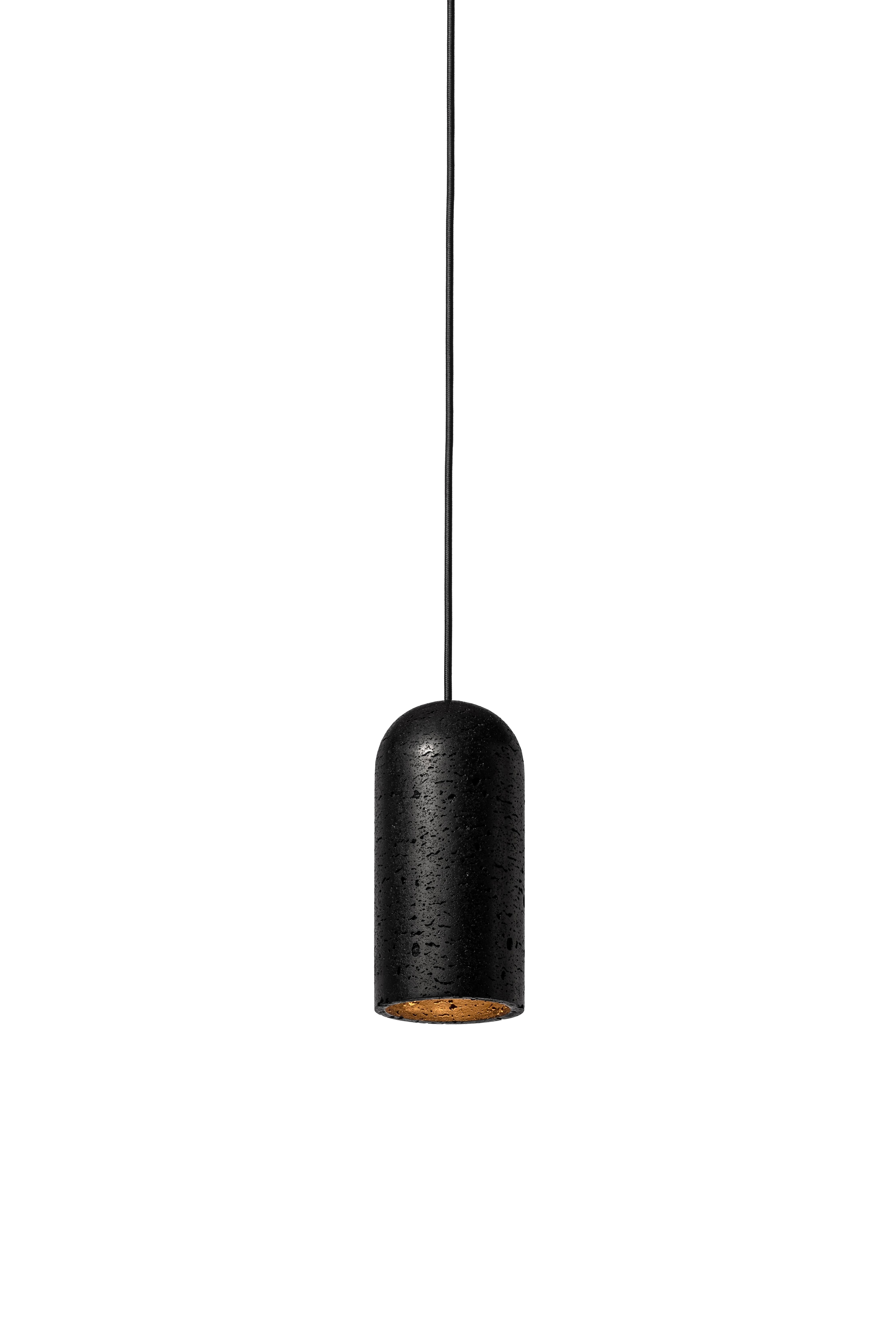 Lampe pendante 'U2' de Buzao x Bentu design.
Pierre de lave noire

Mesures : 23 cm de haut, 11 cm de diamètre
Fil : 2 mètres noir (réglable)
Type de lampe : E27 LED 3W 100-240V 80Ra 200LM 2700K - Compatible avec le système électrique