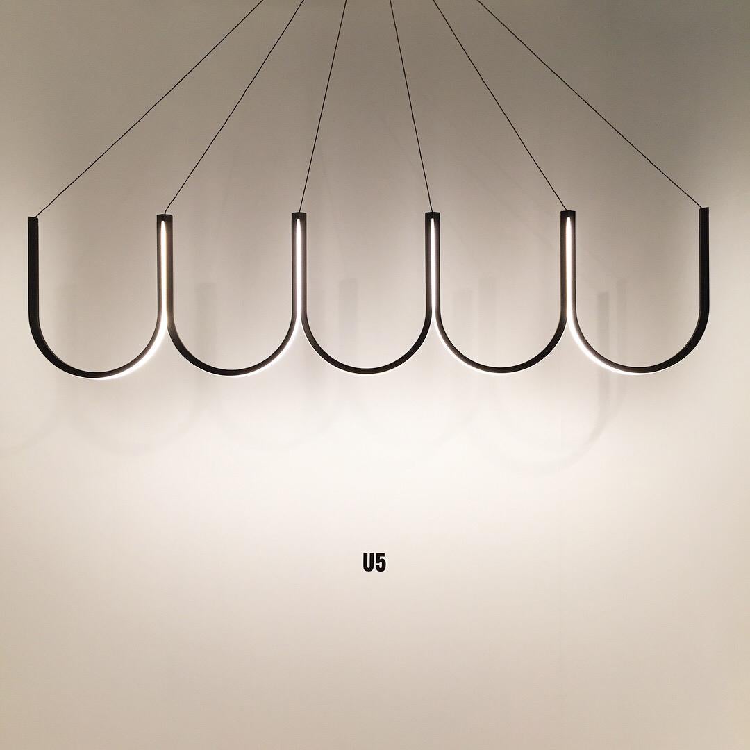 Lampe à suspension contemporaine en laiton « U5 » Neuf - En vente à Paris, FR