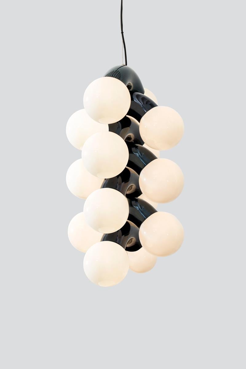 VINE 7, pendant lamp
Design: Caine Heintzman, Editor: ANDLight

The Vine pendant combines exaggerated form with the propensity for repetition resulting in an ambitious vertically scaling fixture.

Materials
– Chromed steel
– Opal glass