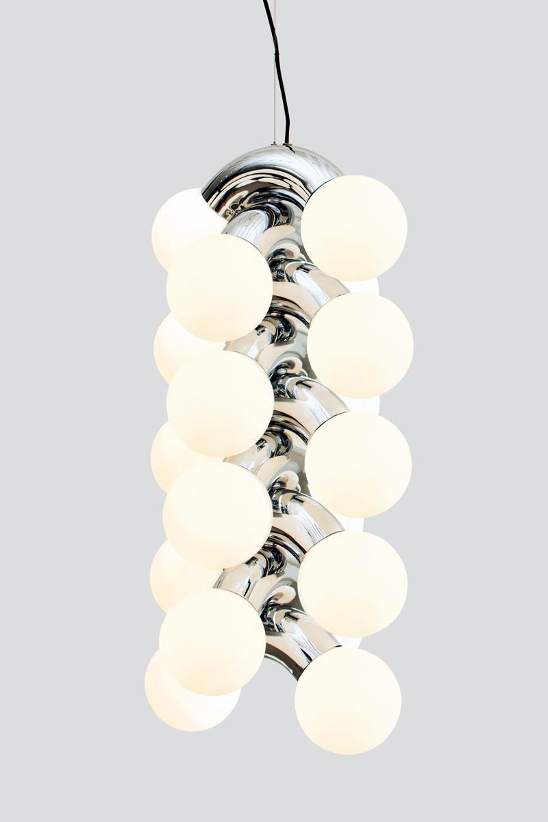 Vine 9, lampe à suspension
Conception : Caine Heintzman, éditeur : AND Light

Le pendentif de la vigne combine une forme exagérée avec la propension à la répétition, ce qui donne un luminaire ambitieux à échelle verticale.

Matériaux :
- Acier