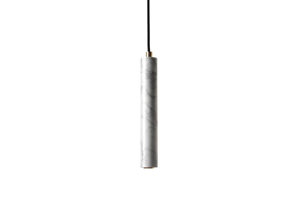 Lampes suspendues 'Bang' par Buzao x Bentu Design. 
Après les versions en béton et en terrazzo, voici les versions en pierre de lave noire et en marbre blanc !

(vendu individuellement)

31 cm de haut ; 4,5 cm de diamètre
Fil : 2 mètres Noir