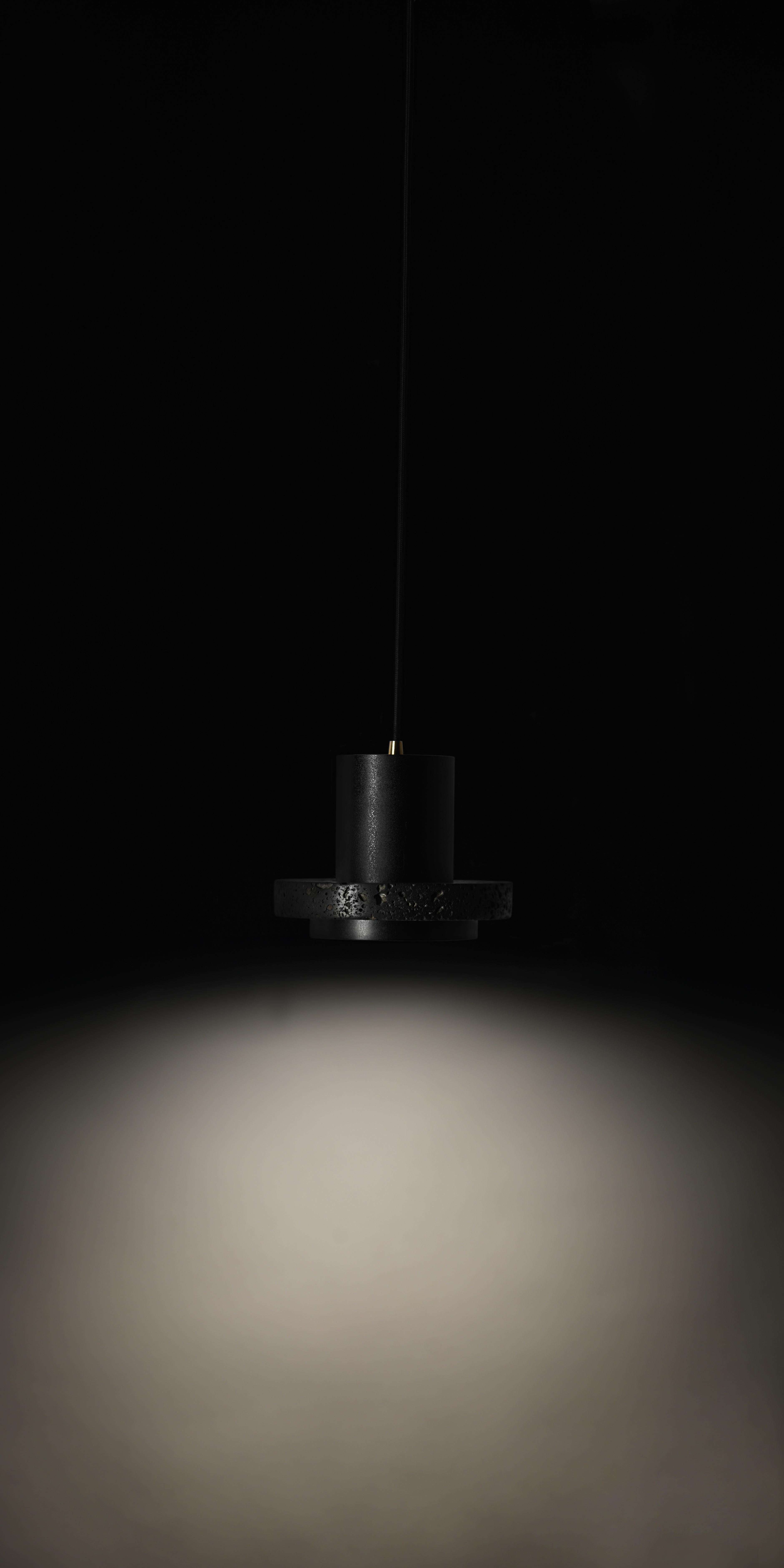 Lampes à suspension contemporaines Calm en pierre de lave noire « Large » en vente 7