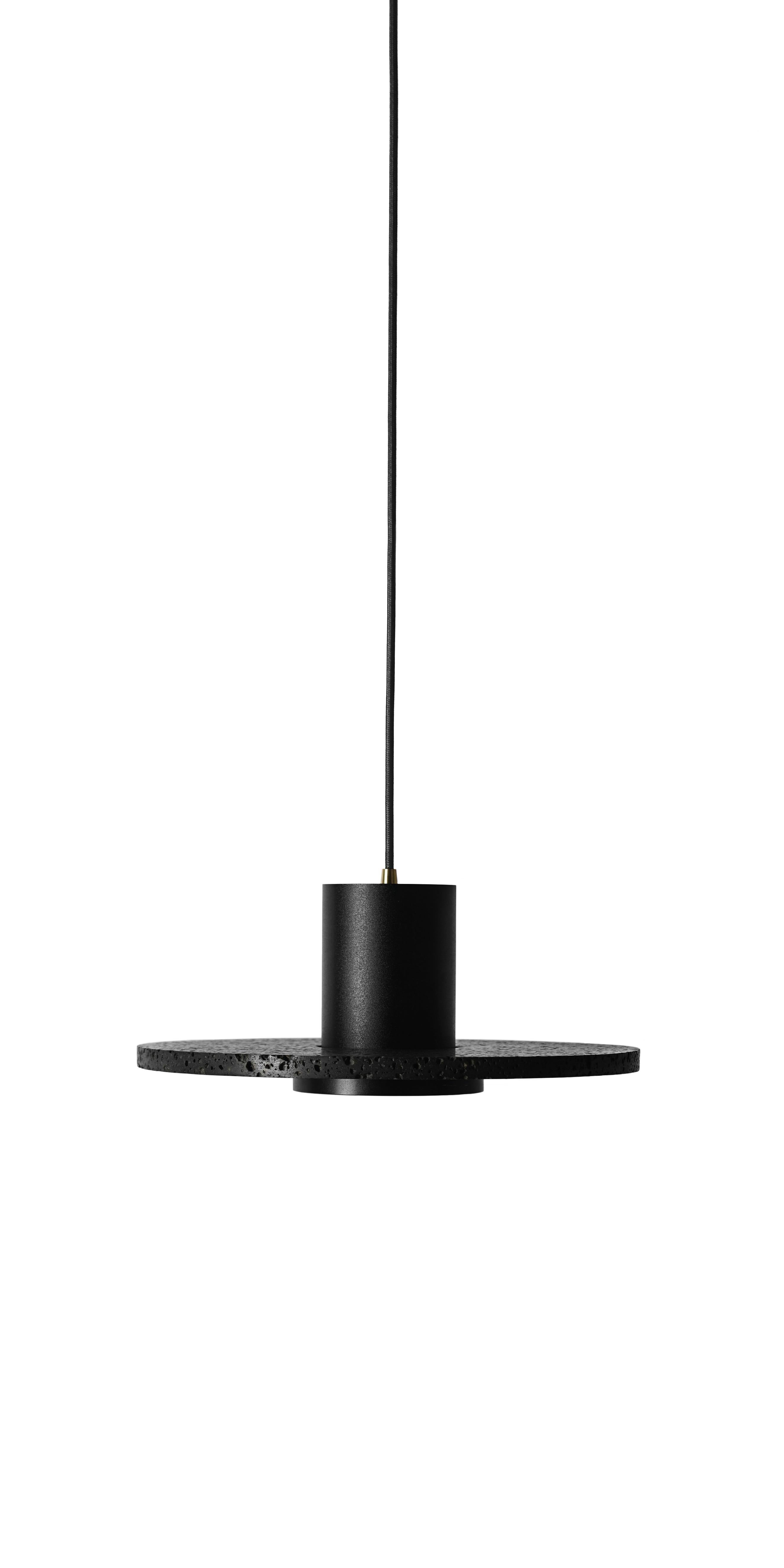 Lampes suspendues 'Calm' par Buzao x Bentu design.
Pierre de lave noire

Trois tailles différentes :
H 14,5 cm, P 18 cm 
H 14,5 cm, P 28 cm 
H 14,5 cm, P 33 cm

(Vendu individuellement)

19.5 cm de haut, 10 cm de diamètre
Fil : 2 mètres de noir