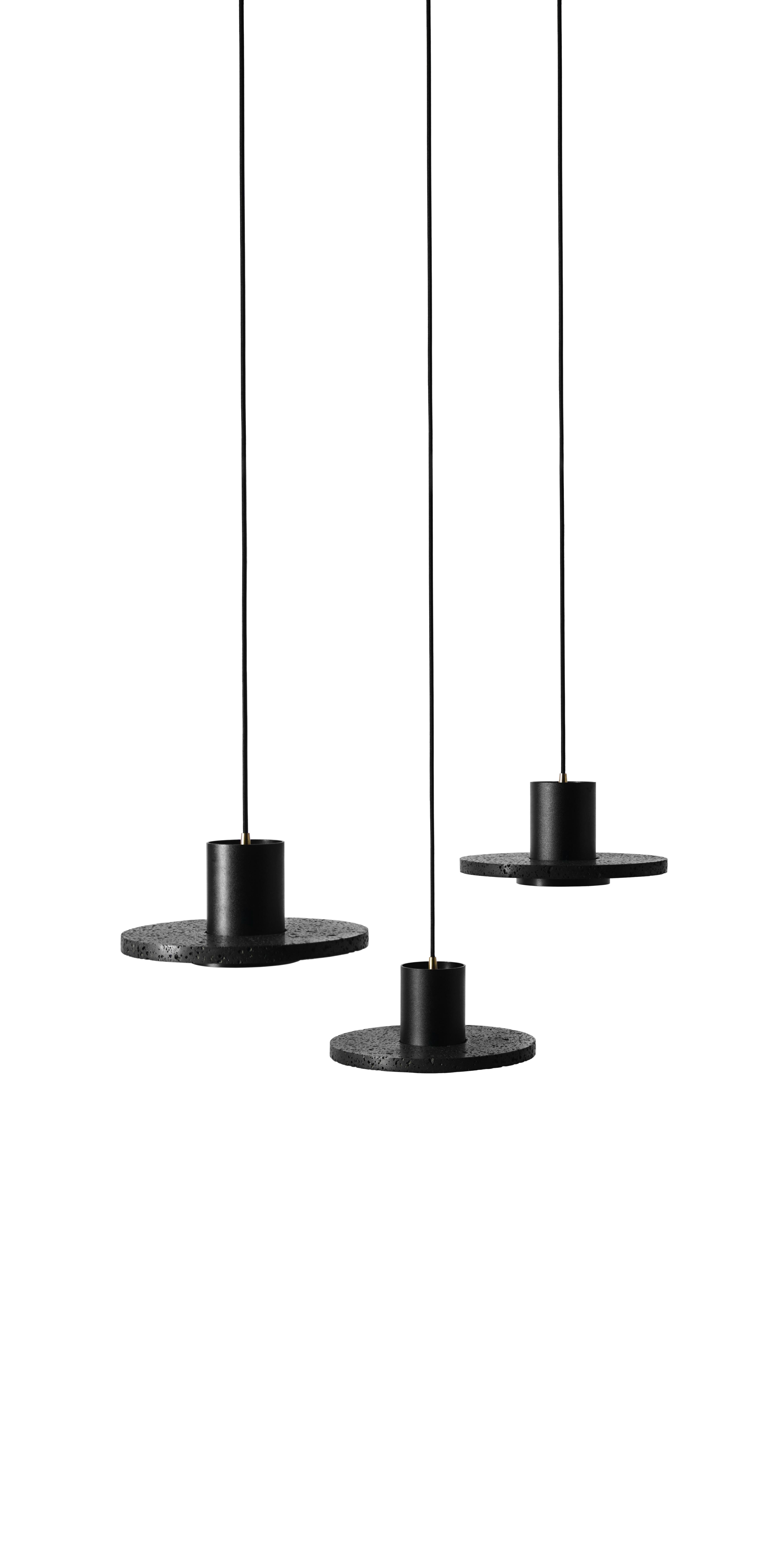 Industriel Lampes à suspension contemporaines Calm en pierre de lave noire « Large » en vente