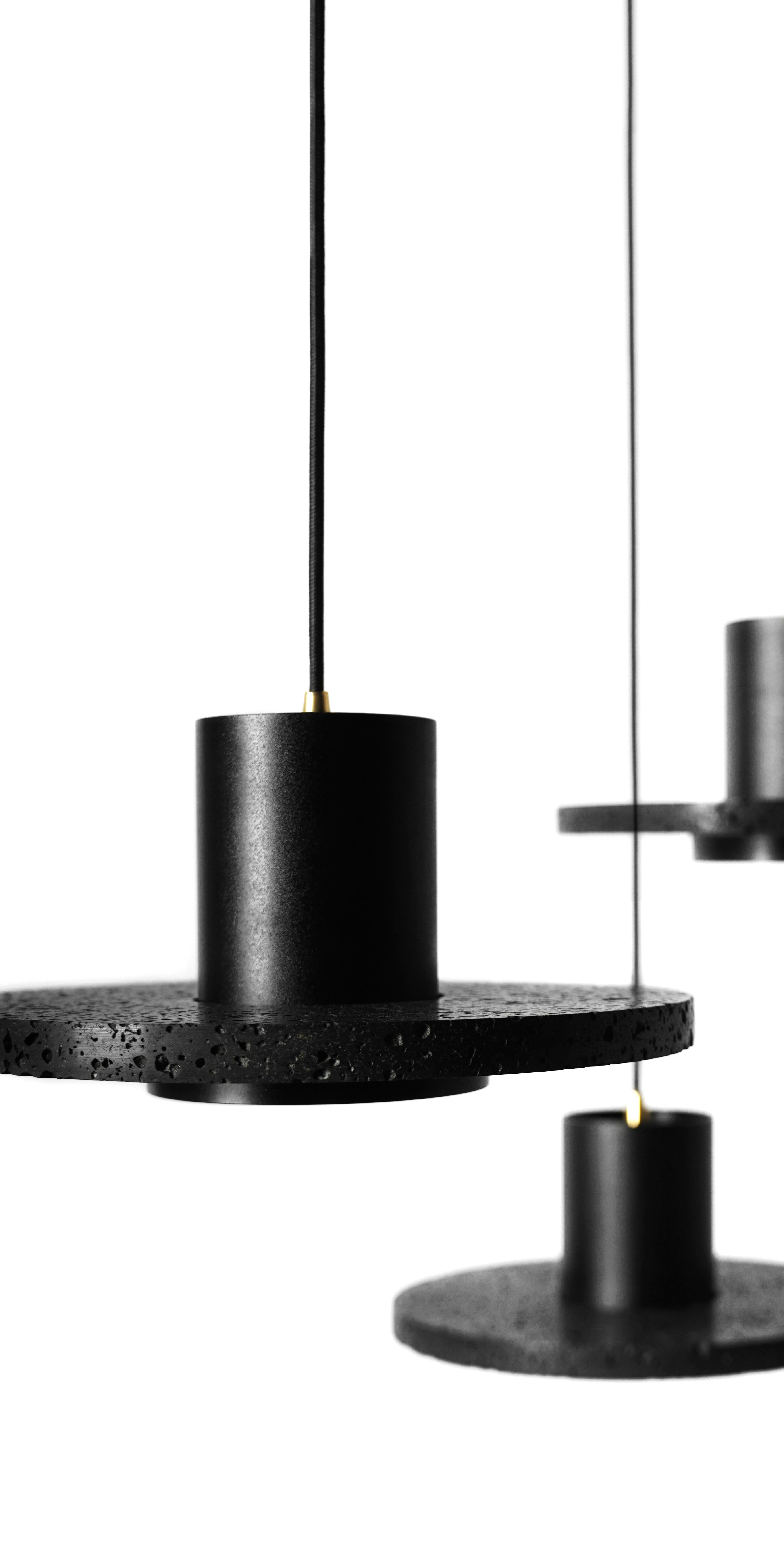 Lampes à suspension contemporaines Calm en pierre de lave noire « Large » en vente 2