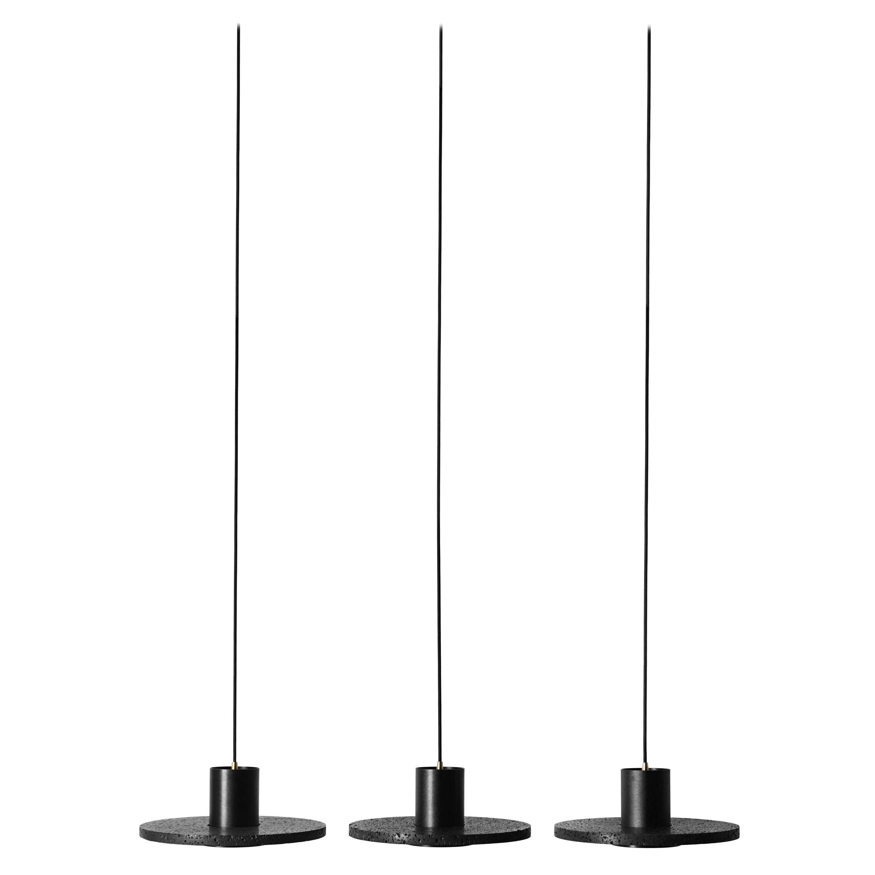 Lampes à suspension contemporaines Calm en pierre de lave noire « Large » en vente