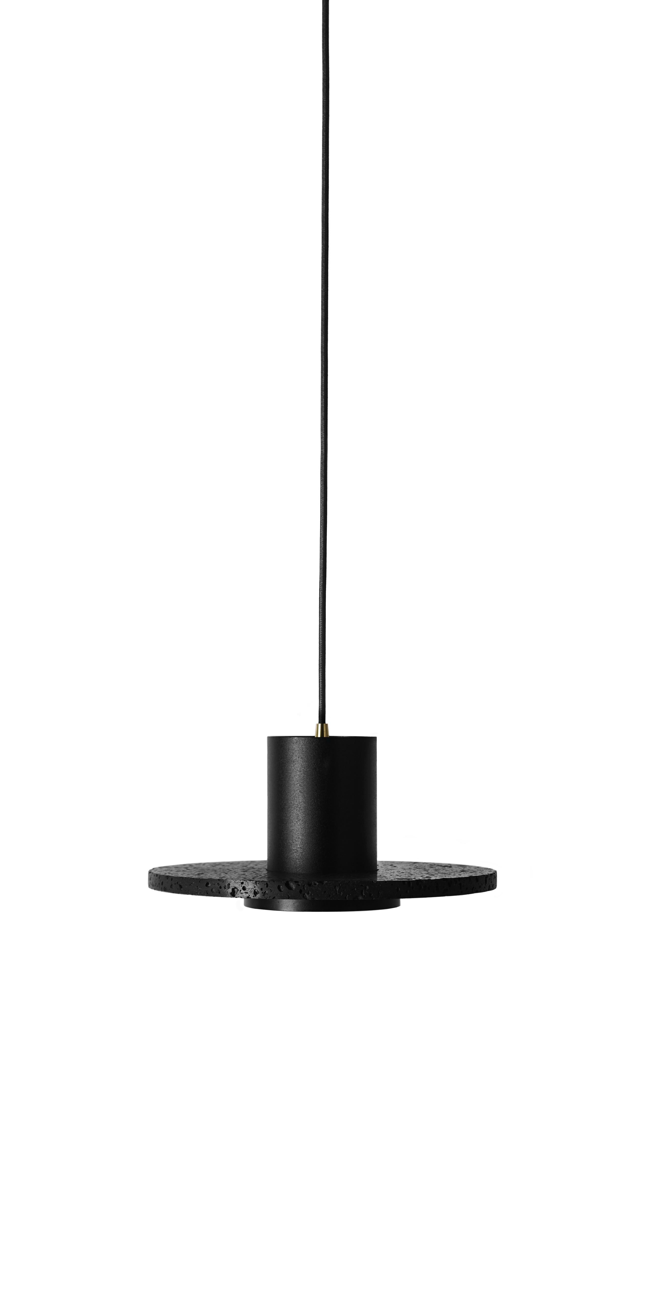 Lampes suspendues 'Calm' par Buzao x Bentu design.
Pierre de lave noire.

Trois tailles différentes :
H 145 cm - D 18 cm 
H 145 cm - D 28 cm 
H 14,5 cm - D 33 cm

(Vendu individuellement)

19.5 cm de haut, 10 cm de diamètre
Fil : 2 mètres de noir