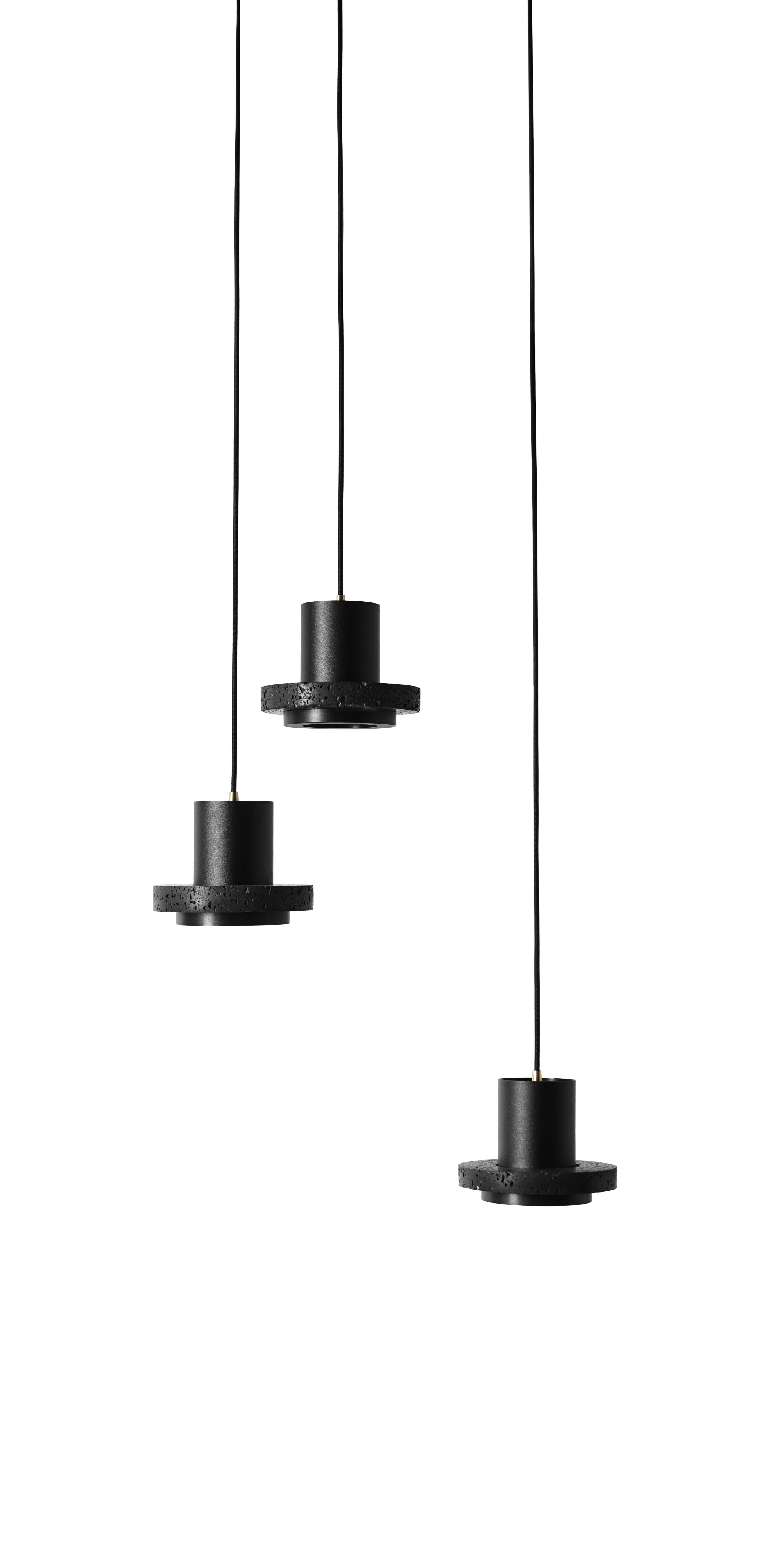 Industriel Lampes à suspension contemporaines Calm en pierre de lave noire « moyenne » en vente