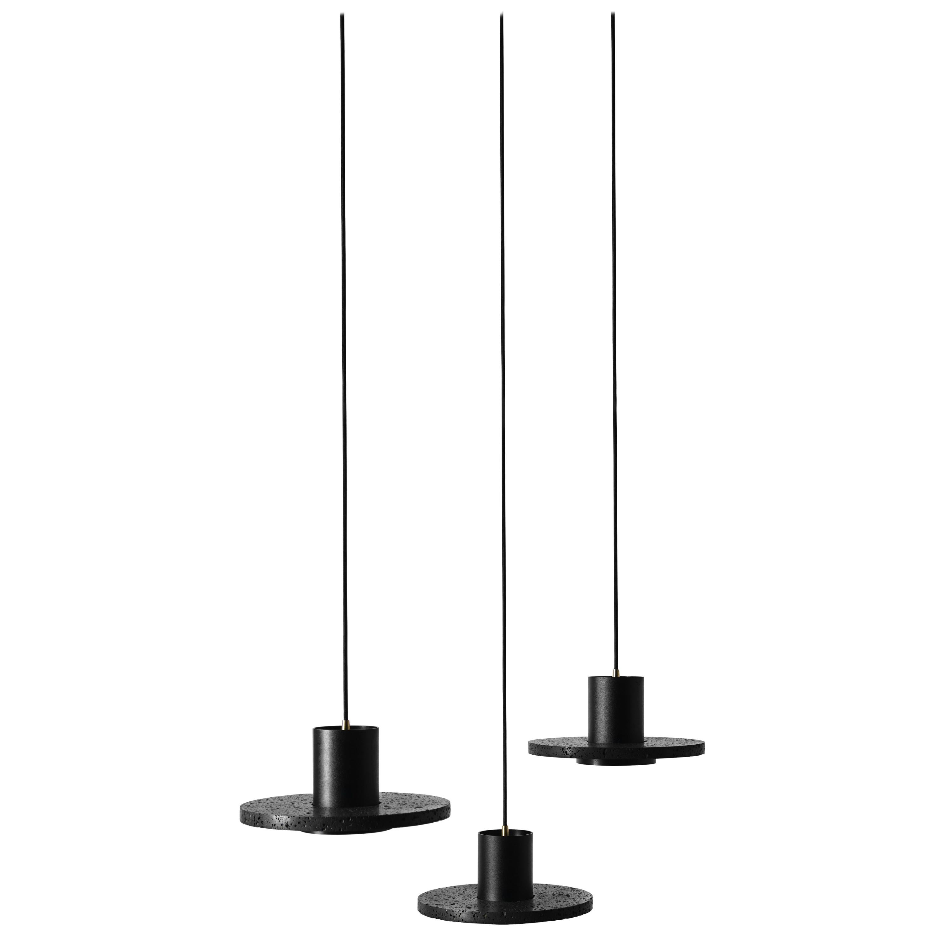 Lampes à suspension contemporaines Calm en pierre de lave noire « moyenne »