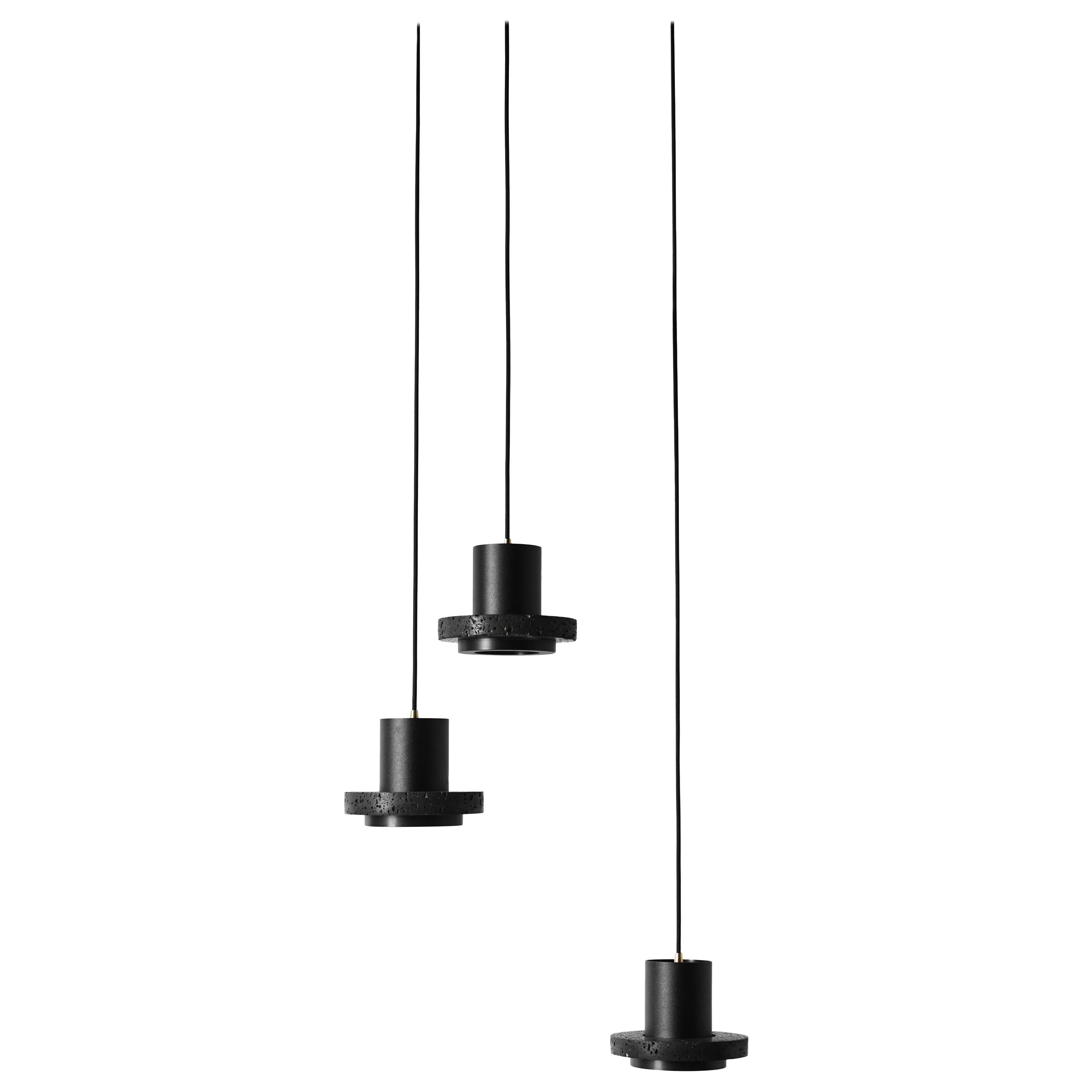 Lampes à suspension contemporaines Calm en pierre de lave noire « Small »
