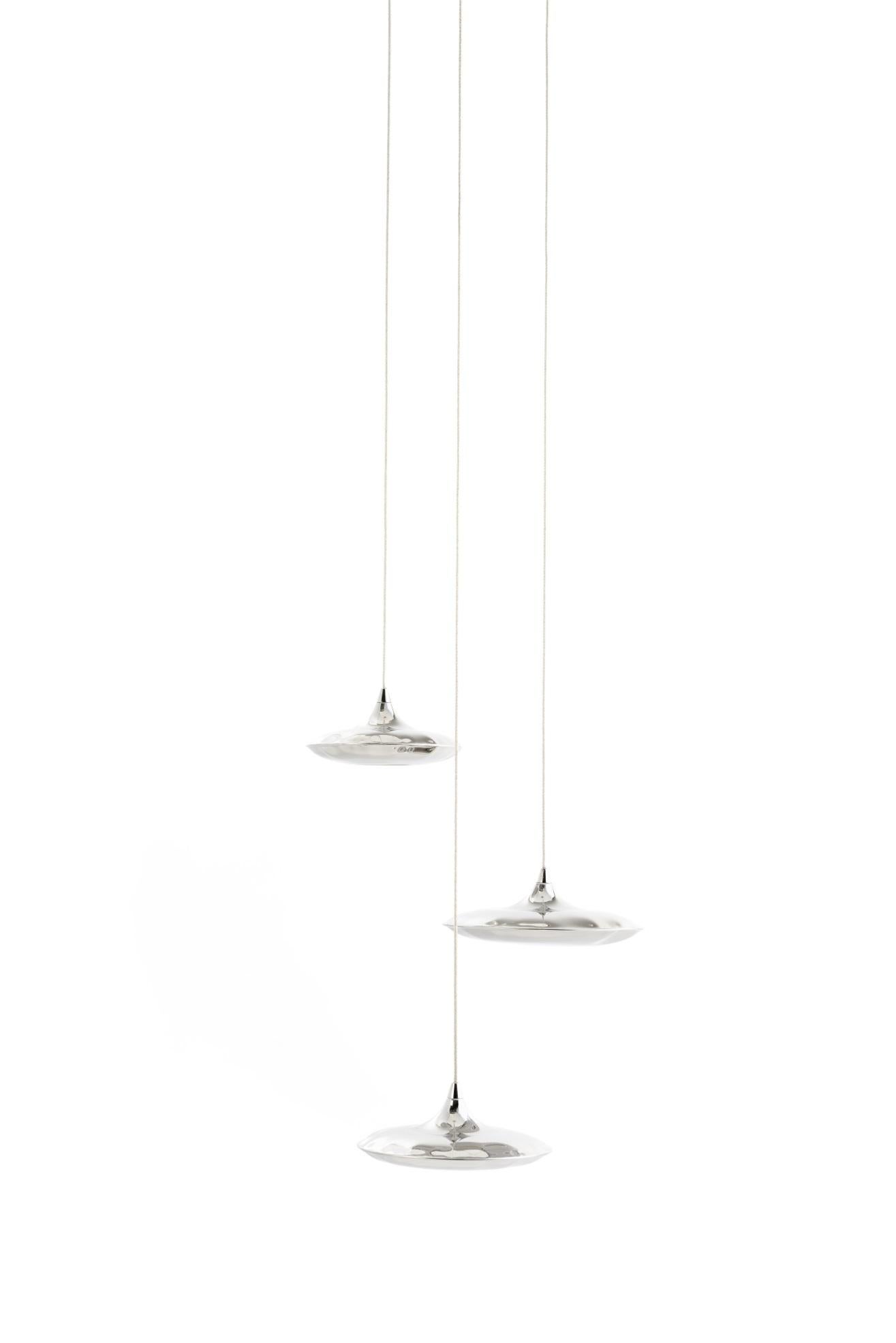 Lámparas colgantes 'Lampin 17' (juego de 3) Acero inoxidable inox by Zieta

Acero inoxidable (inox)
D. 17,0 cm H. 6,5 cm

Las lámparas colgantes Lampin 17 (juego de 3), fabricadas en acero inoxidable (inox), son una fusión perfecta de arte y