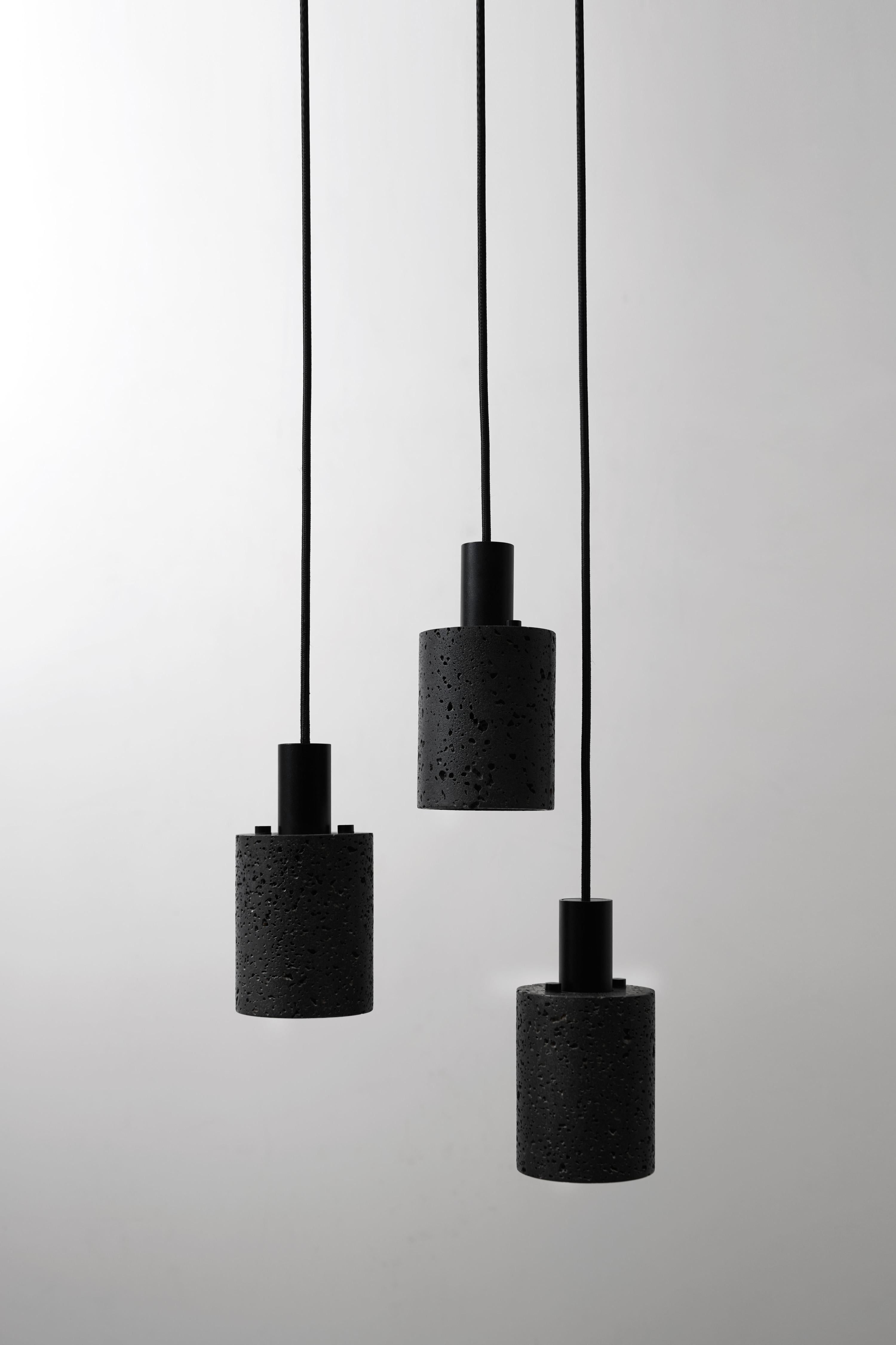Chinois Lampes à suspension contemporaines « N » en pierre de lave noire en vente