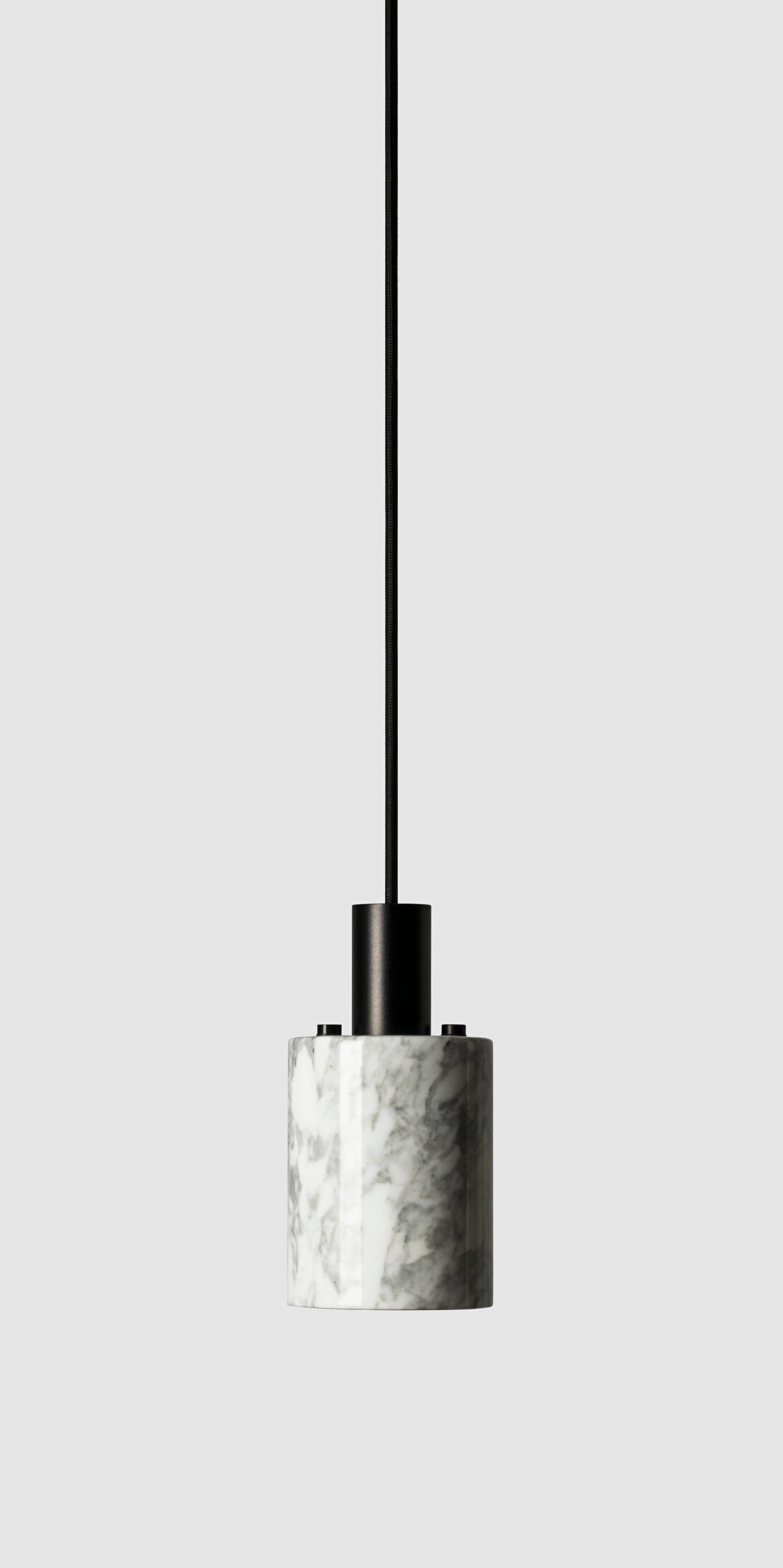 Lampes suspendues 'N' par Buzao x Bentu design.

Pierre de lave noire ou marbre blanc
Finition noire (aluminium) ou dorée (laiton)

(Vendu individuellement)

19.5 cm de haut, 10 cm de diamètre
Fil : 2 mètres noir (réglable) 

Type de lampe : E27 LED
