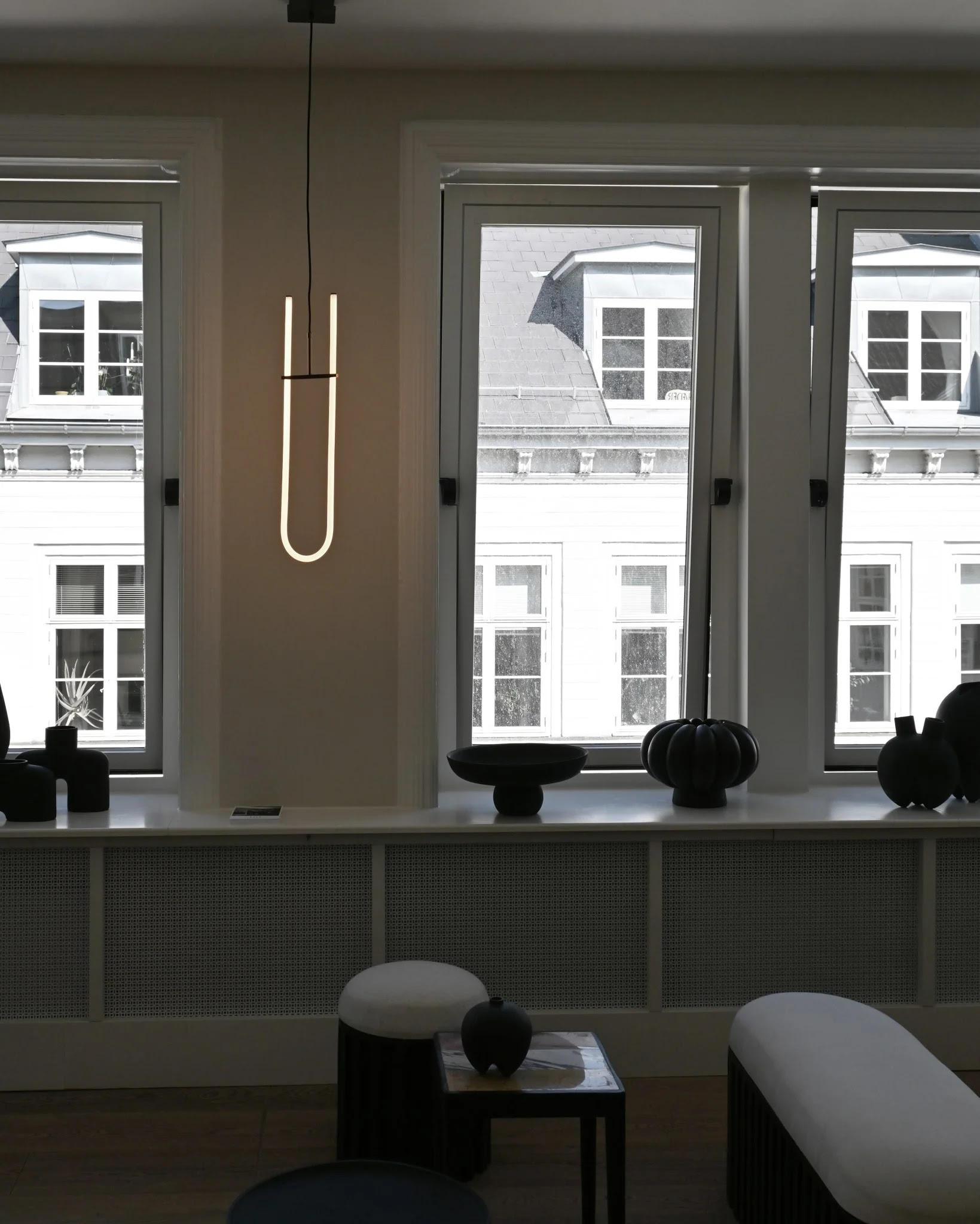 XXIe siècle et contemporain Lampe suspendue contemporaine, métal et acrylique, Design/One. en vente