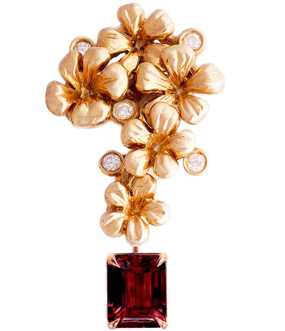 Ce collier pendentif contemporain en or rose 18 carats est incrusté de 5 diamants ronds et d'un rubis naturel détachable, 0,7 carats, 6,7x4 mm. Cette collection de bijoux a été présentée dans la revue Vogue UA en novembre.
La taille de la pièce est