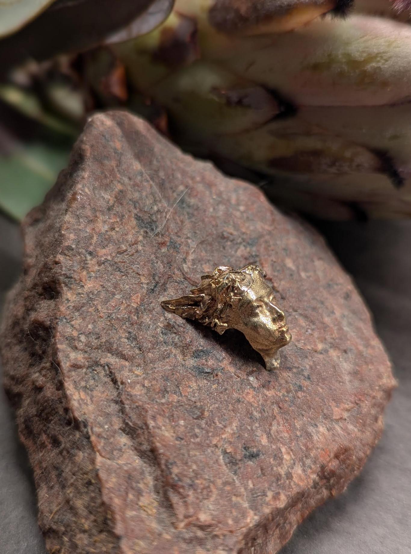 Contemporary Pendant Necklace in Brass For Sale 5