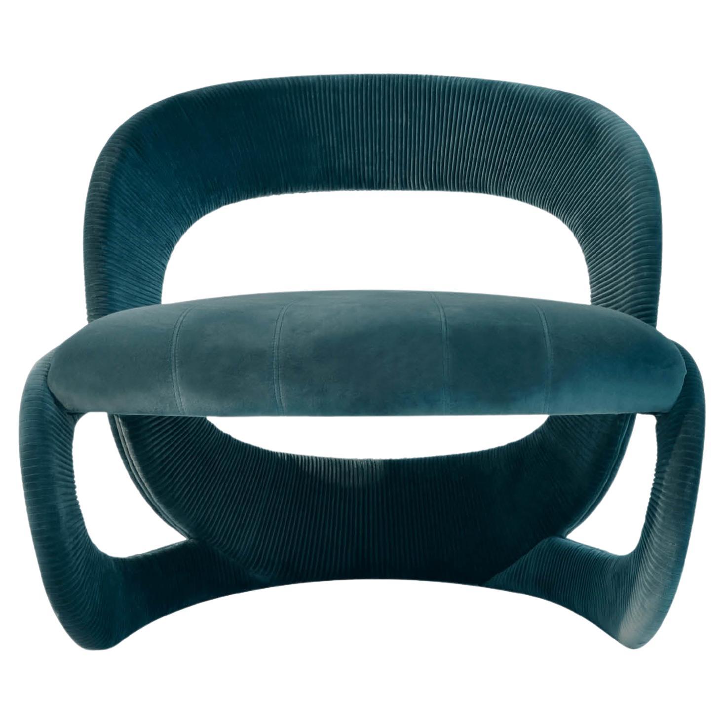 Sillón contemporáneo Penélope de terciopelo azul. Fabricado en Italia por Hessentia