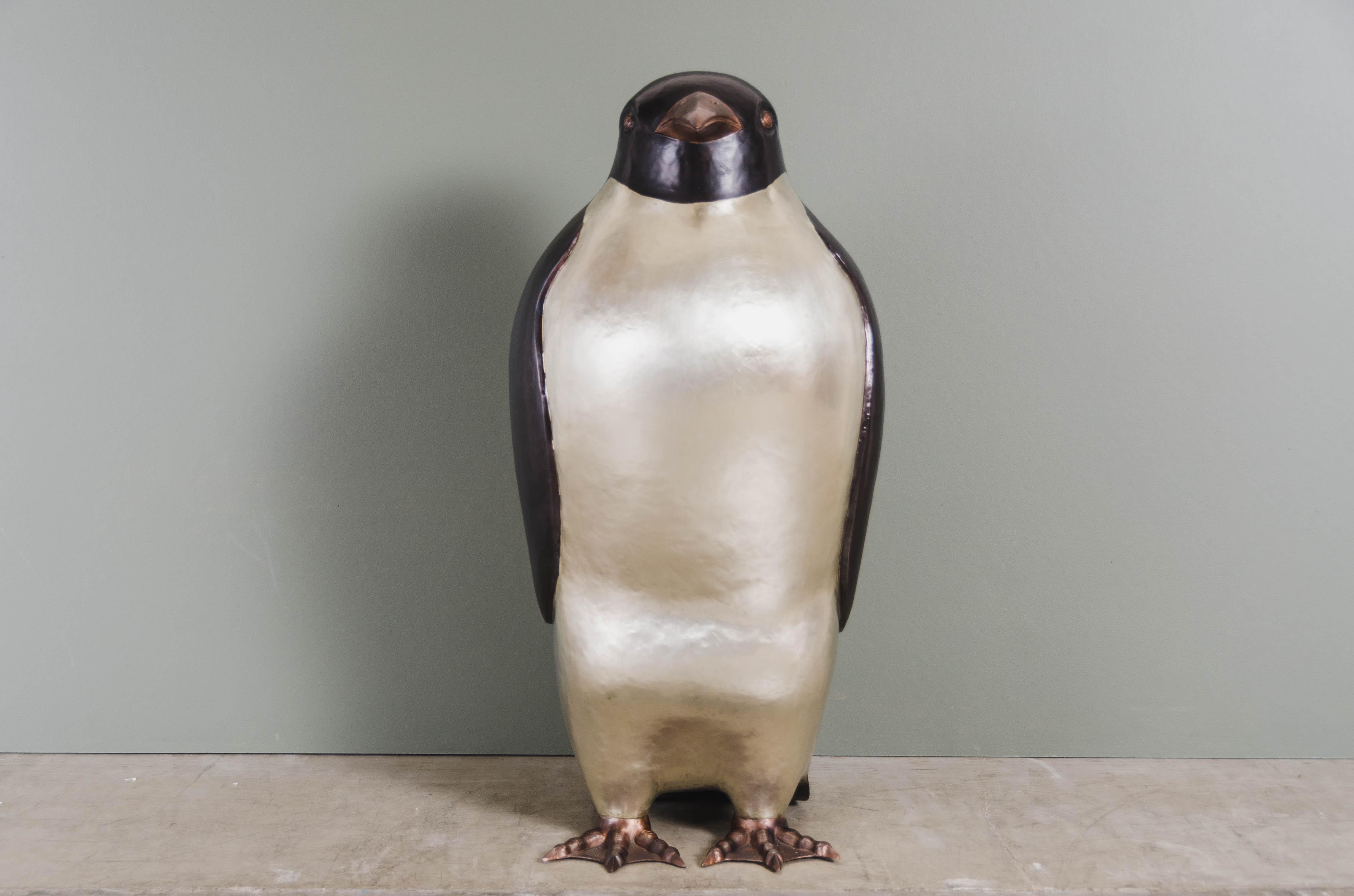 Sculpture de pingouin
Cuivre noir
Bronze blanc
Main repoussée
Edition limitée

Le repoussé est l'art traditionnel qui consiste à marteler à la main un relief décoratif sur une feuille de métal. La technique consiste à utiliser un marteau et