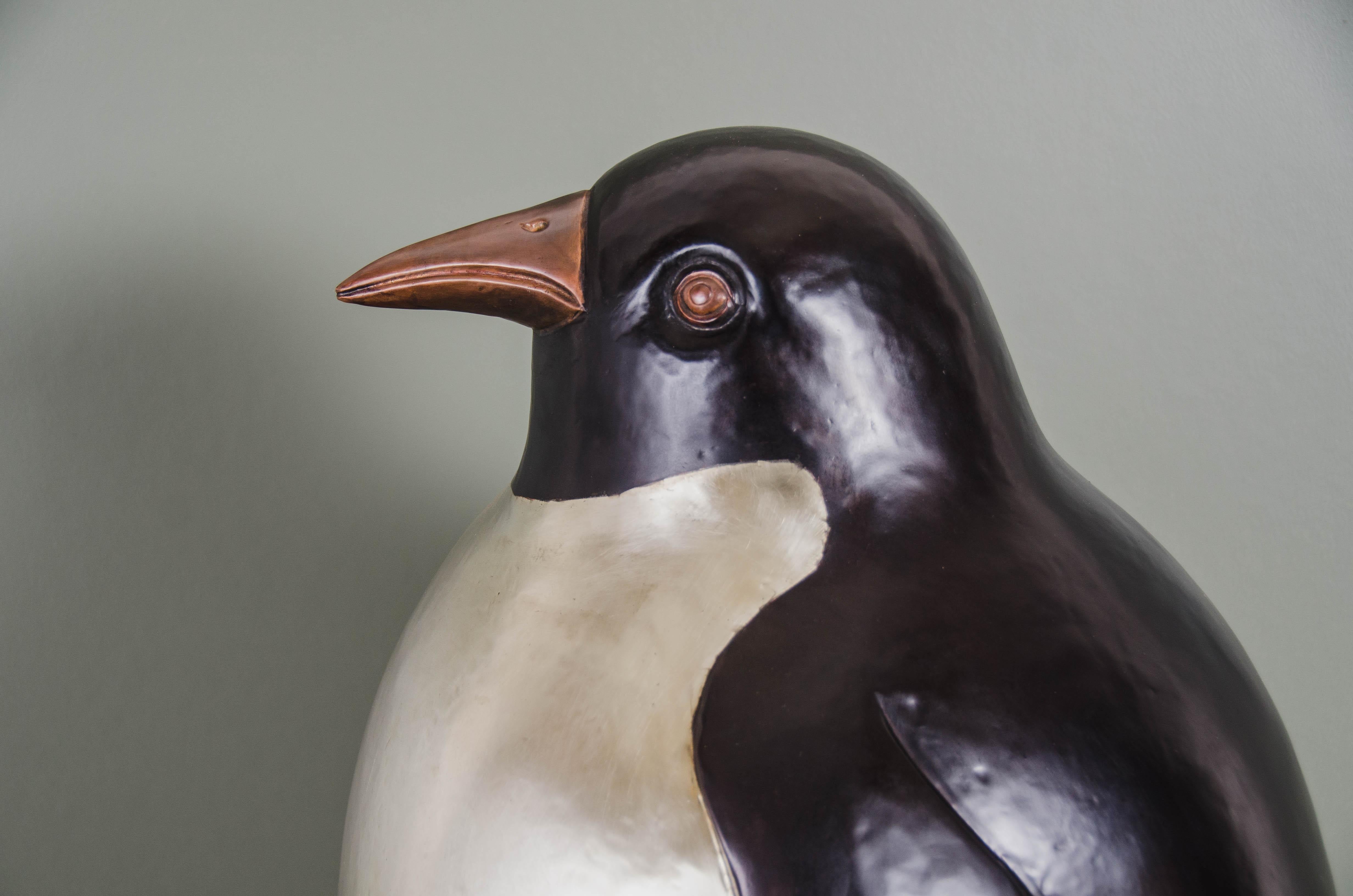 Repoussé Sculpture contemporaine de pingouin en cuivre et bronze blanc par Robert Kuo en vente