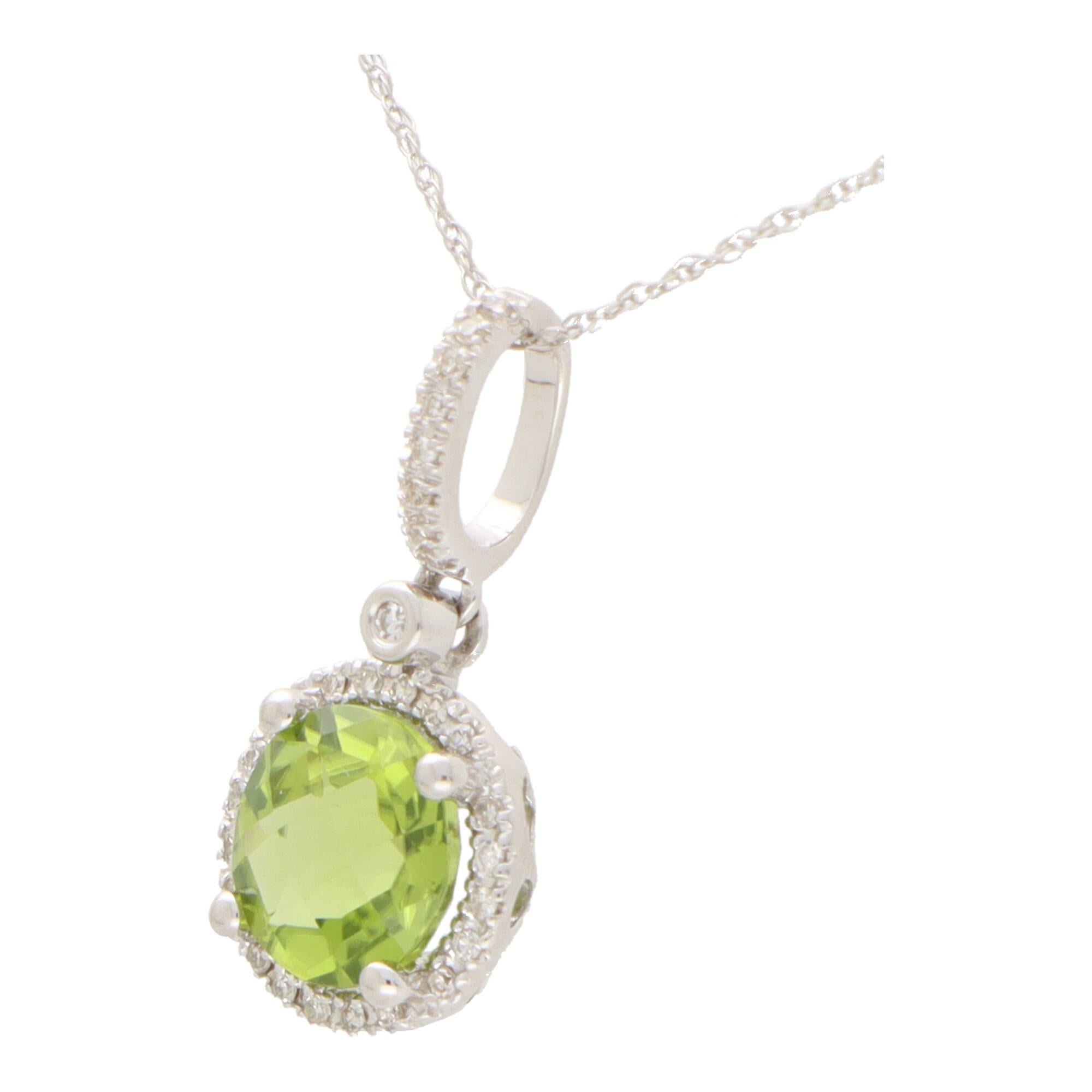 Contemporary Peridot and Diamond Halo Pendant Necklace in 14k White Gold In New Condition For Sale In London, GB