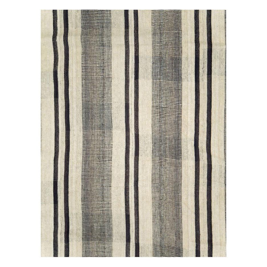 Ein zeitgenössischer persischer Flachgewebe-Kilim-Teppich für große Räume, handgefertigt im 21. Jahrhundert in Beige-, Schwarz- und Brauntönen.

Maße: 11'5
