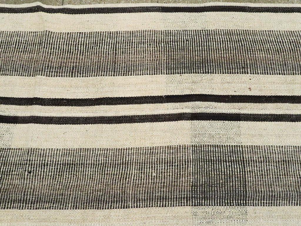 Zeitgenössischer persischer Flachgewebe-Teppich in Zimmergröße in Beige, Schwarz und Braun (21. Jahrhundert und zeitgenössisch) im Angebot