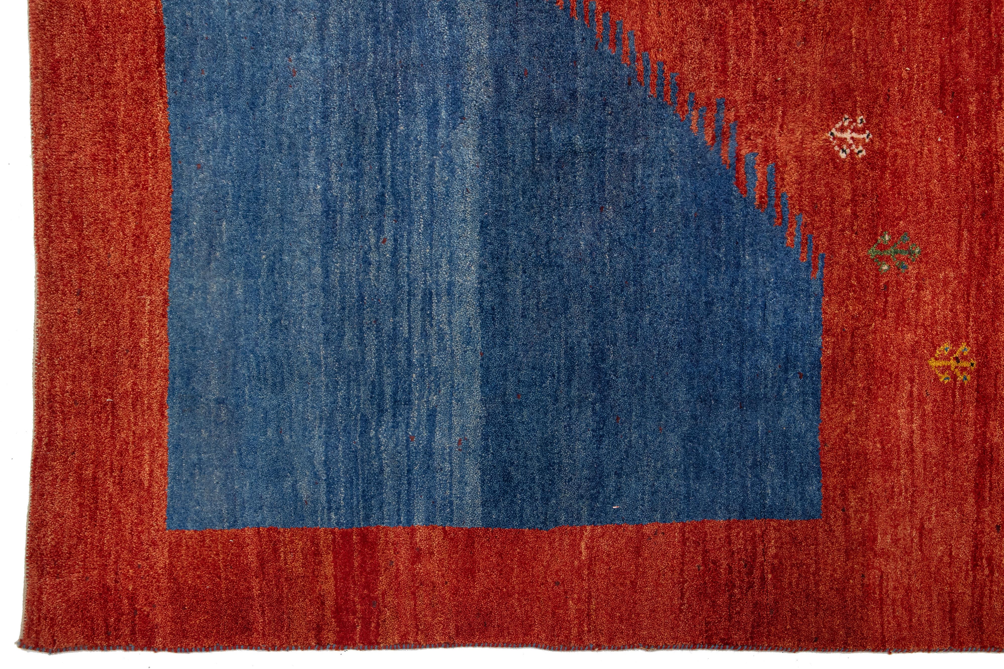 Contemporary Persian Gabbeh Designed Wool Rug in Red (21. Jahrhundert und zeitgenössisch) im Angebot