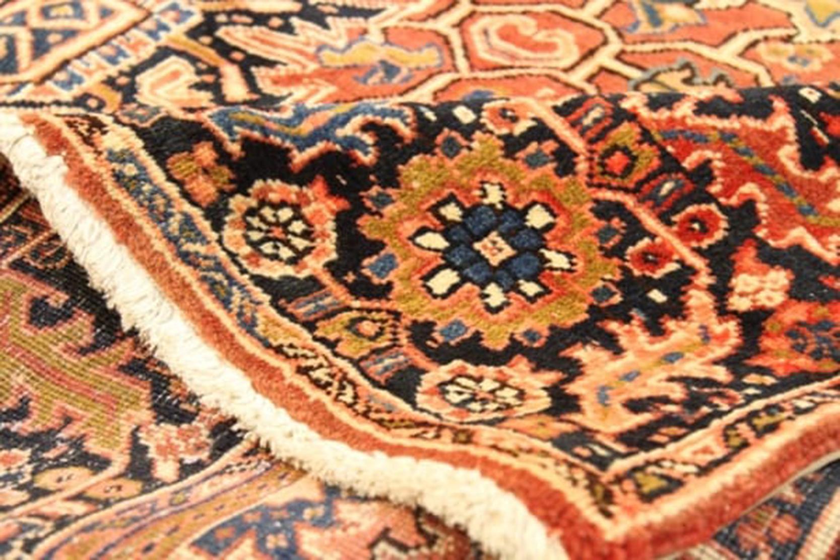 Zeitgenössischer persischer Heriz-Teppich mit Diamantmedaillon und floralem Allover-Detail (Malayer) im Angebot