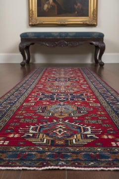 Zeitgenössische persische Heriz Wolle Läufer, 2 ft × 18 ft, Rot und Blau
