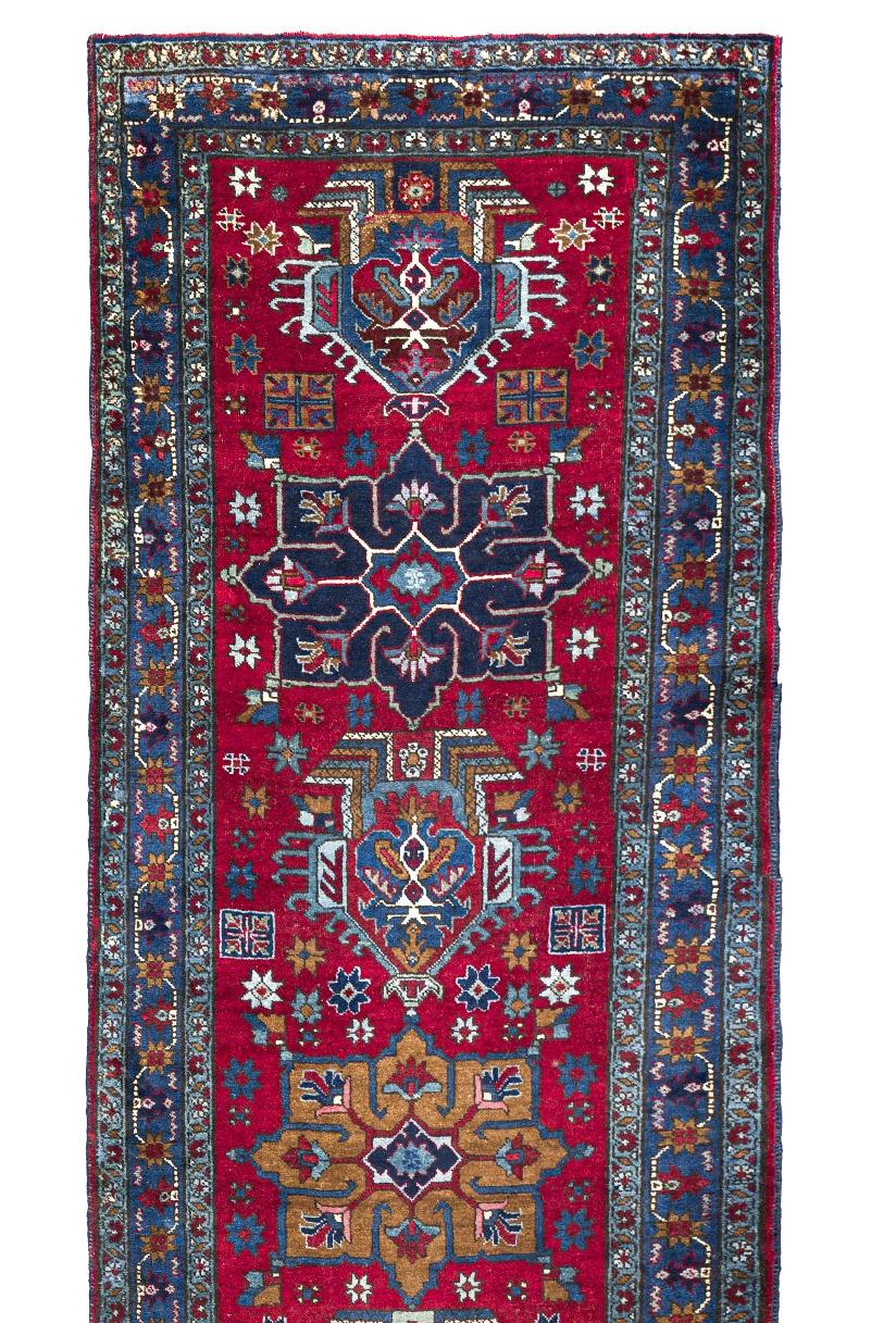 Runner persiano contemporaneo in lana Heriz, 2 ft × 18 ft, rosso e blu In condizioni ottime in vendita a Dallas, TX