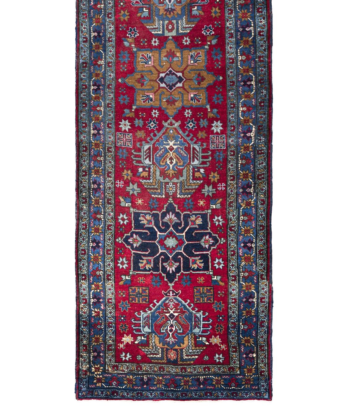 Fine XX secolo Runner persiano contemporaneo in lana Heriz, 2 ft × 18 ft, rosso e blu in vendita