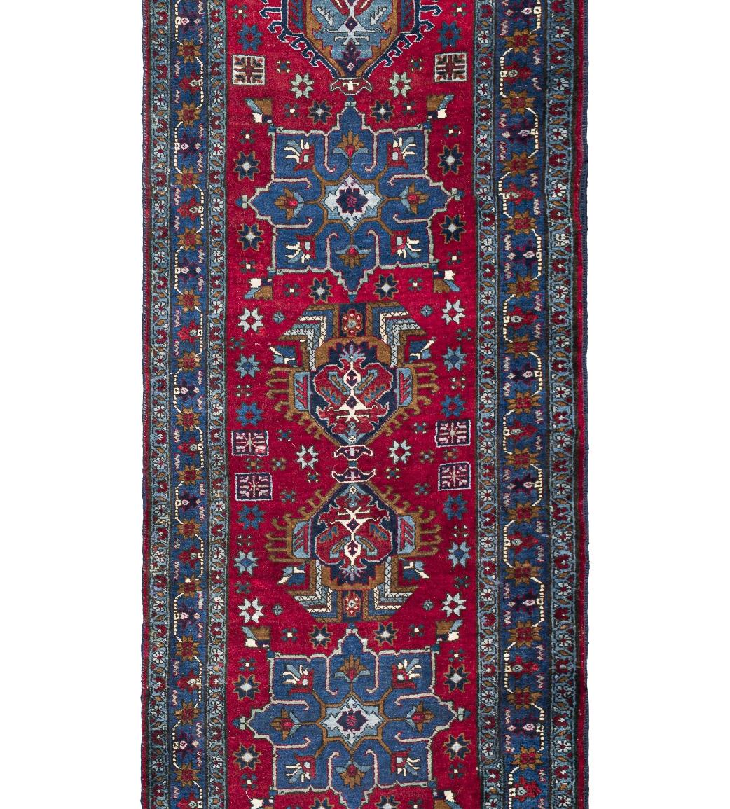 Lana Runner persiano contemporaneo in lana Heriz, 2 ft × 18 ft, rosso e blu in vendita