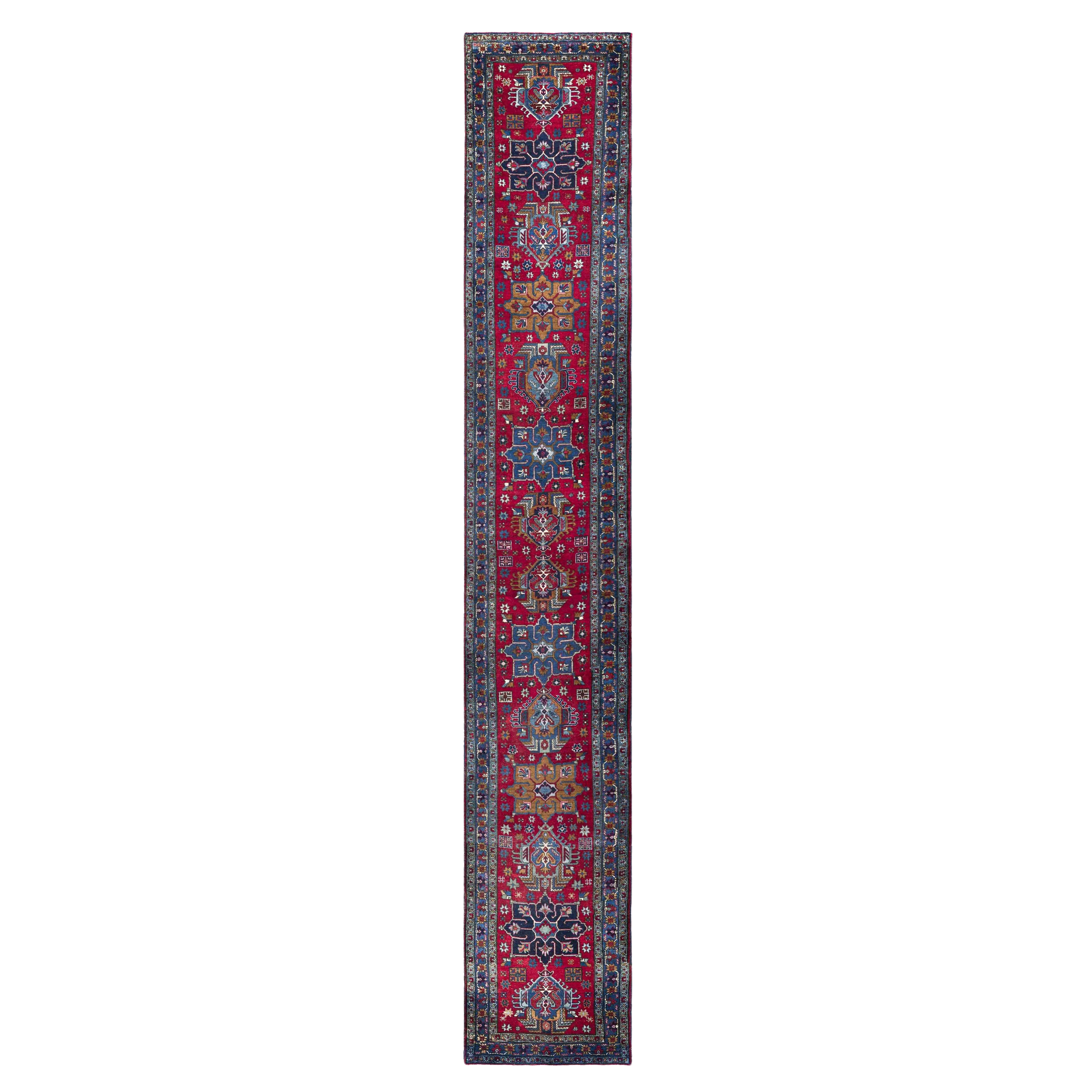 Runner persiano contemporaneo in lana Heriz, 2 ft × 18 ft, rosso e blu in vendita