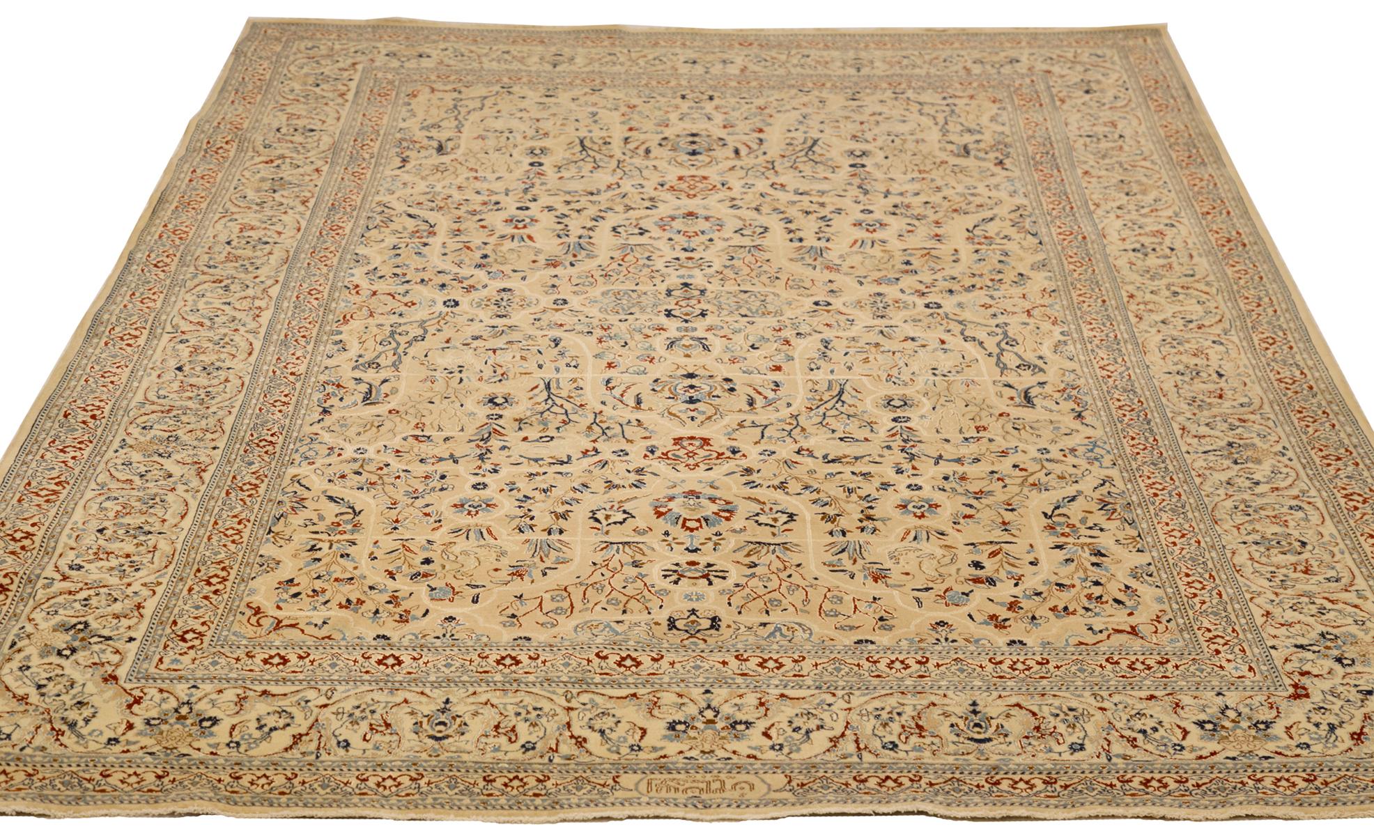 Alfombra persa contemporánea tejida a mano con la mejor lana de oveja y coloreada con tintes vegetales totalmente naturales, seguros para humanos y mascotas. Es un diseño tradicional de Nain con motivos florales negros, grises y marrones sobre un