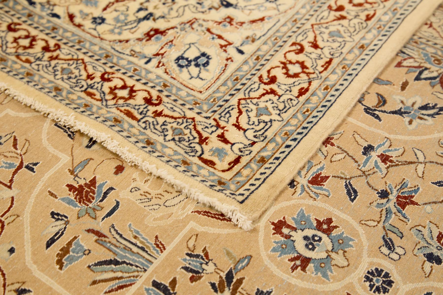 Zeitgenössischer persischer Nain-Teppich mit schwarzen, braunen und grauen Blumendetails (Persisch) im Angebot