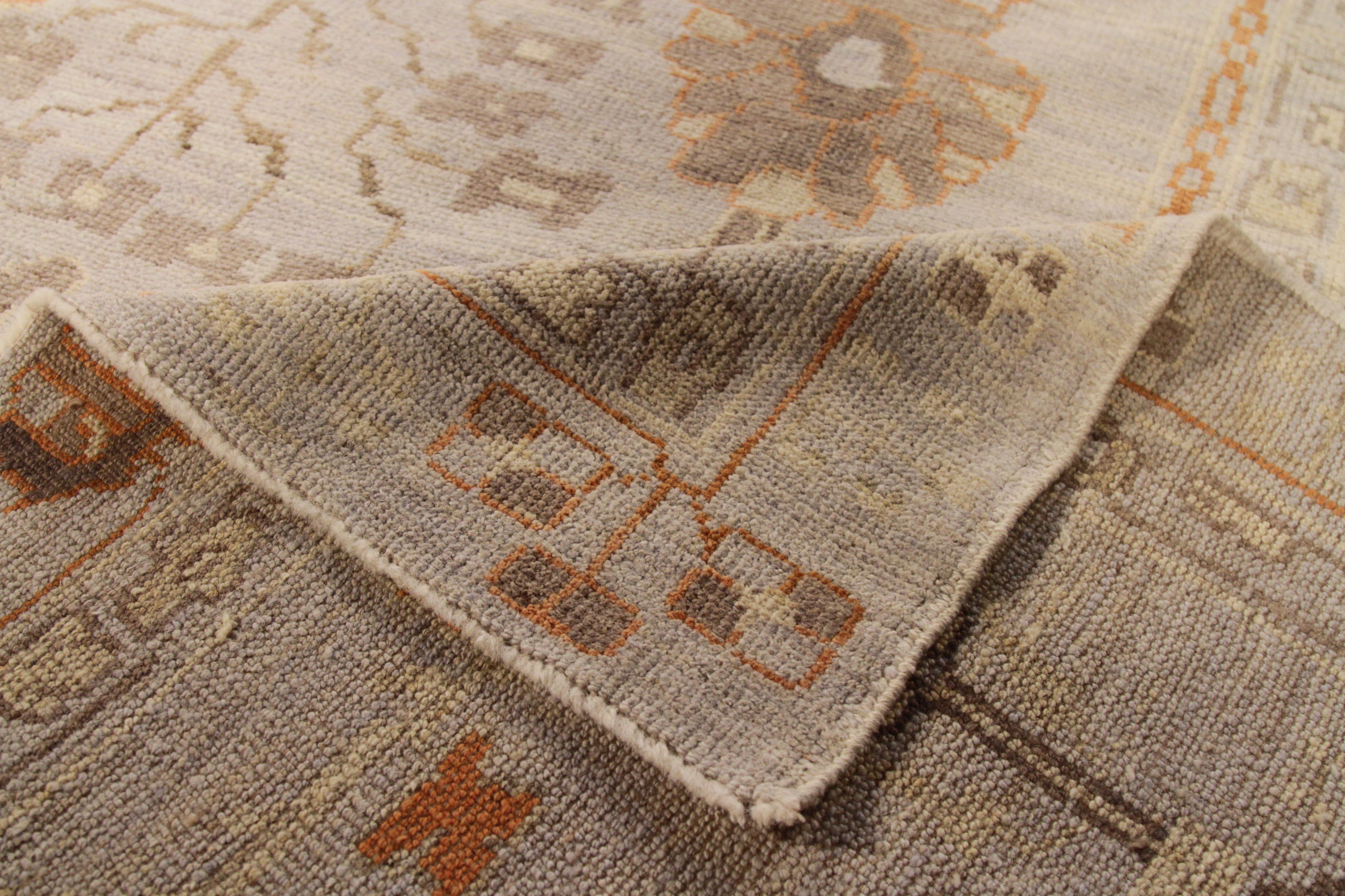 Zeitgenössischer Perserteppich im Oushak-Design mit beige und rostfarbenen Blumendetails (Handgewebt) im Angebot