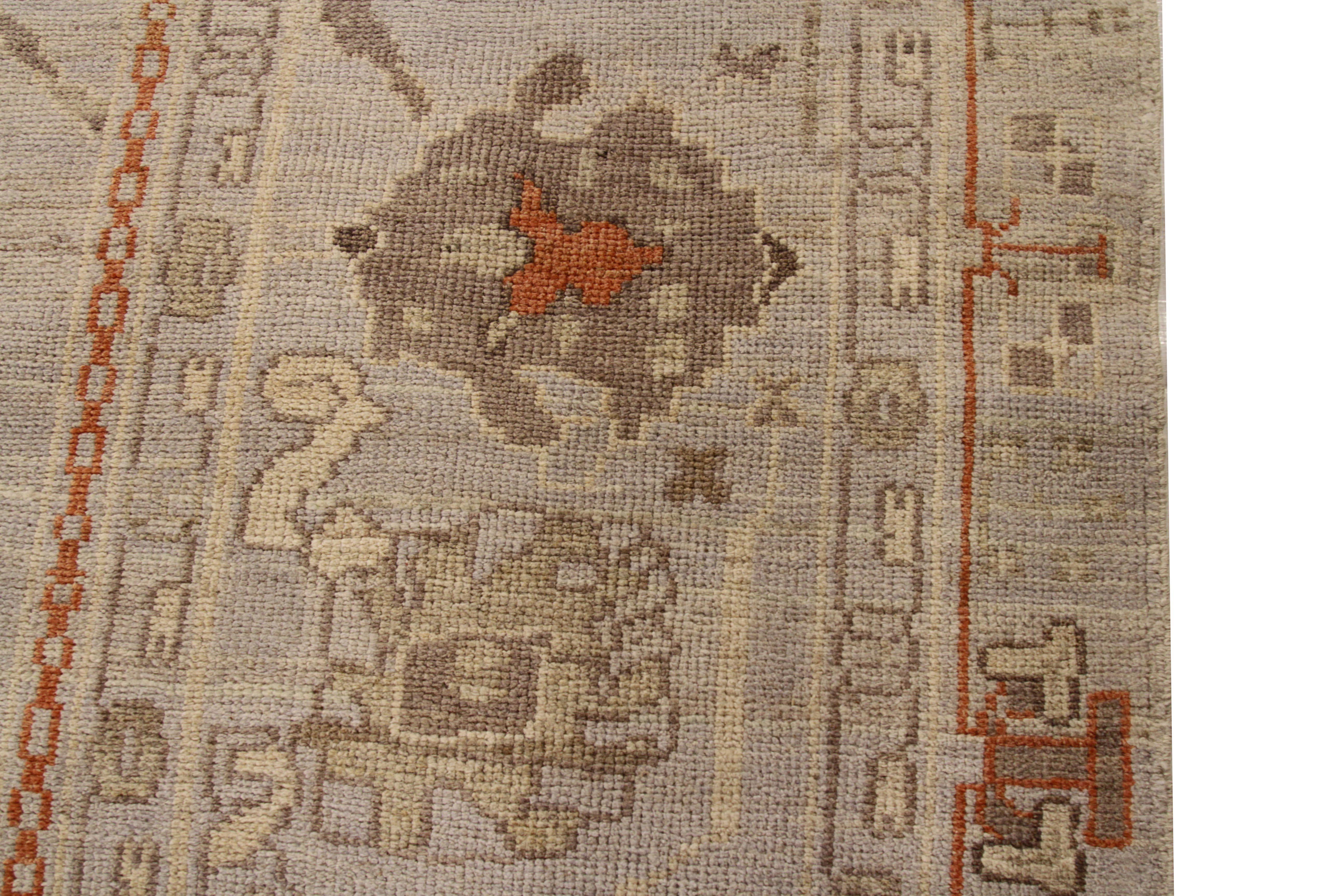 Zeitgenössischer Perserteppich im Oushak-Design mit beige und rostfarbenen Blumendetails im Zustand „Hervorragend“ im Angebot in Dallas, TX